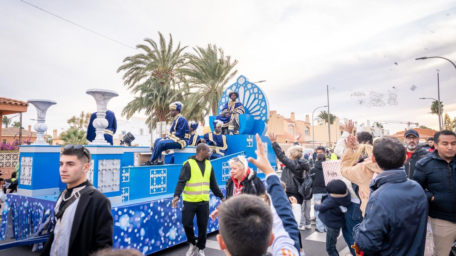 Baltasar saluda a los vecinos de Aguadulce.
