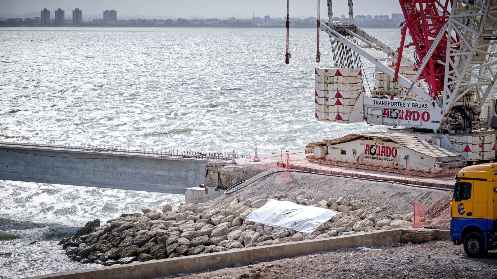 Imágenes de la colocación de una nueva viga sobre el vano 30 en el puente Carranza de Cádiz