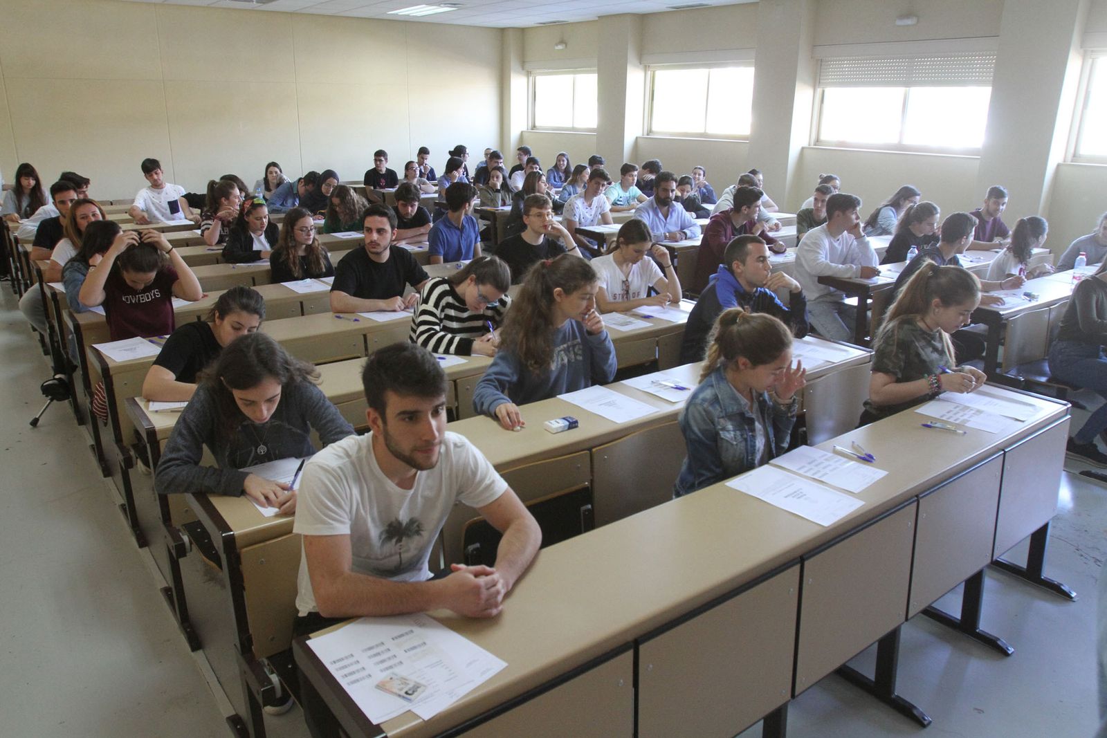 Estudiantes de la UHU con los DNI y las etiquetas identificativas sobre la mesa.