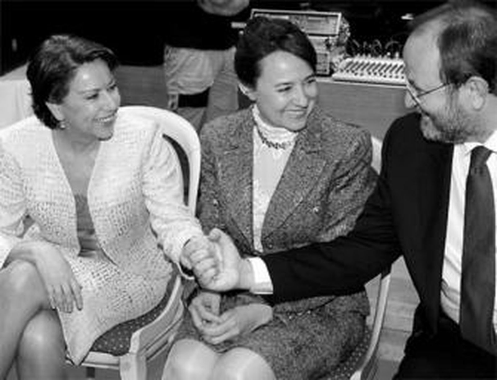 Magdalena Álvarez y Concepción Gutiérrez, anoche en la entrega de los premios Puerta de Andalucía.