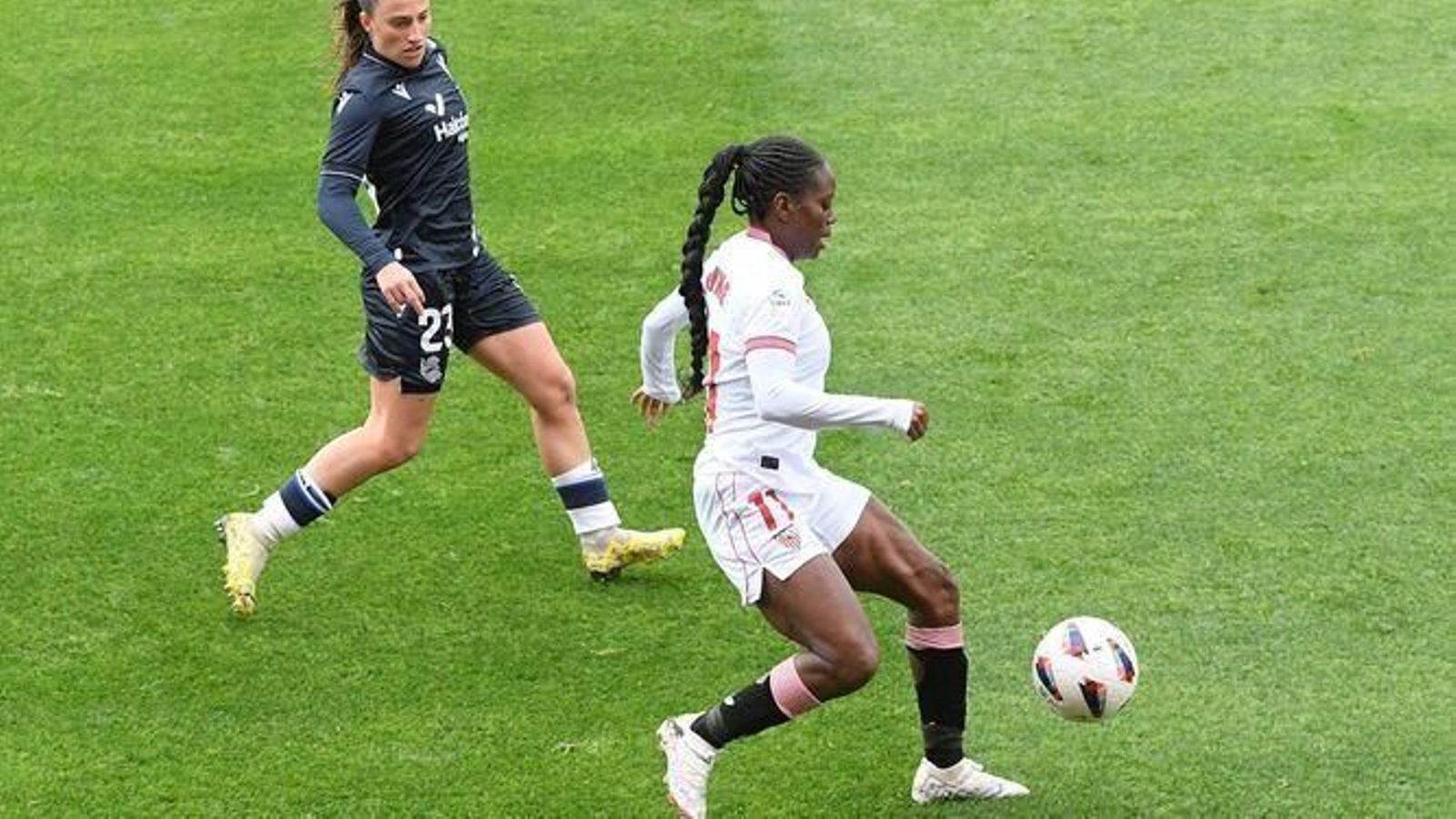 Tony Payne, autora del tanto definitivo sevillista, controla un balón.