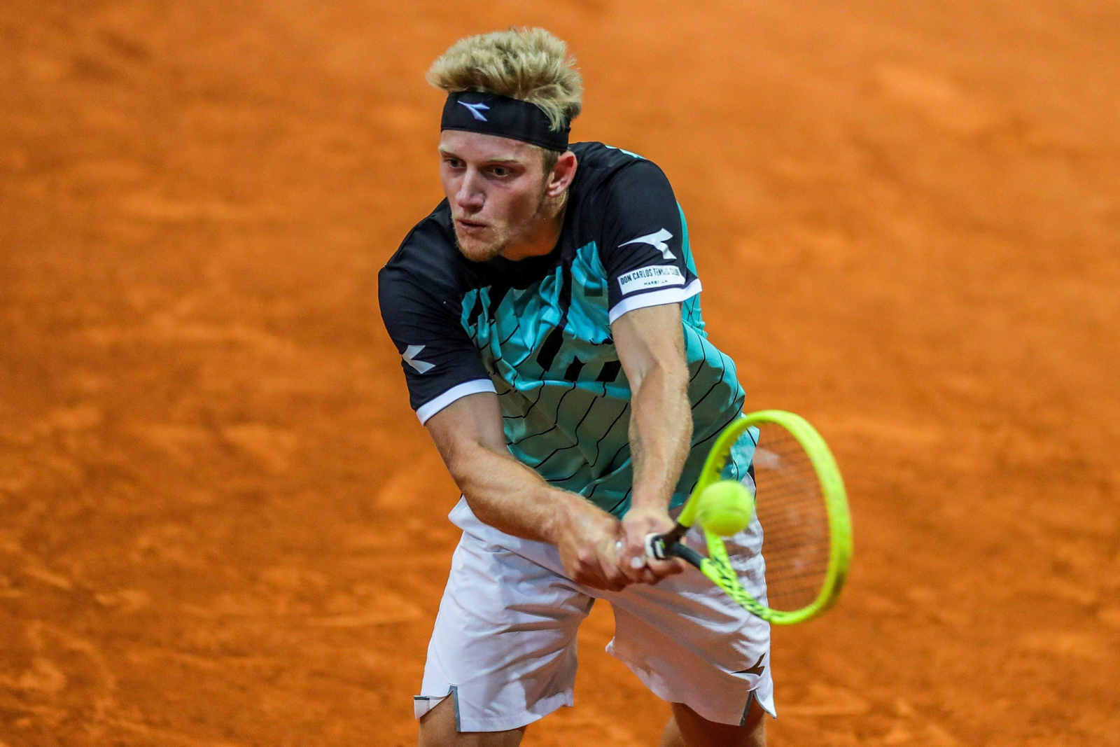 Davidovich golpea en un partido sobre tierra batida.