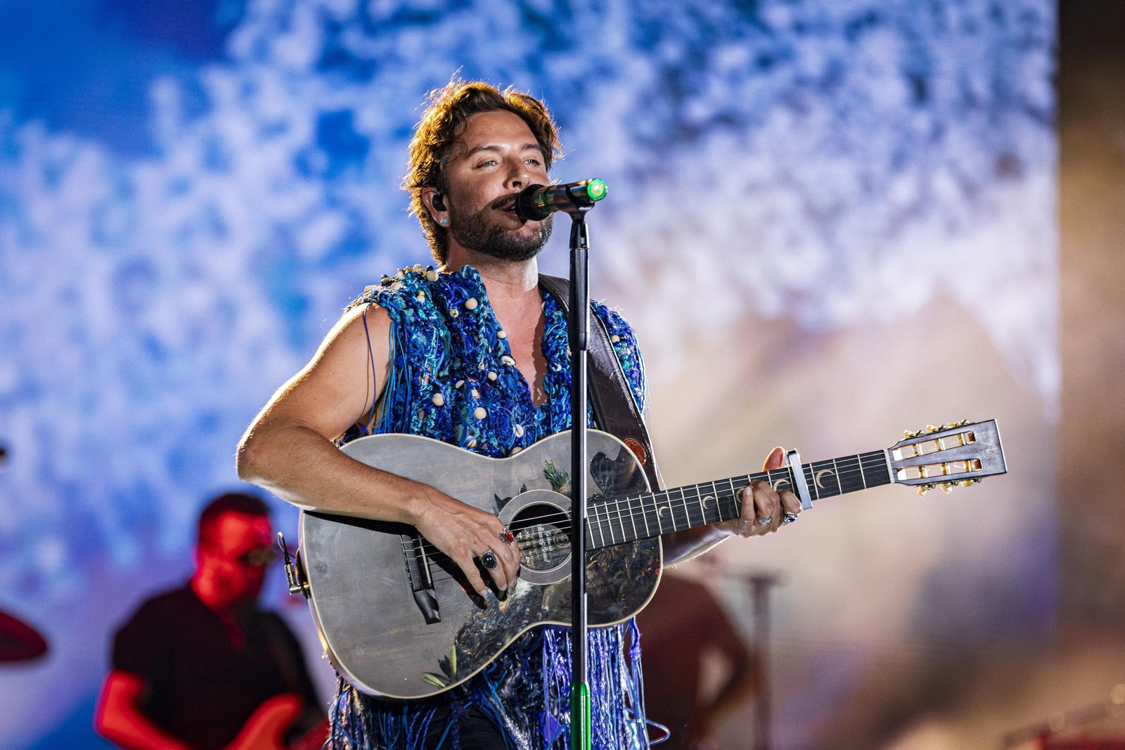Manuel Carrasco, con su guitarra, durante un momento del concierto del sábado en Cádiz.
