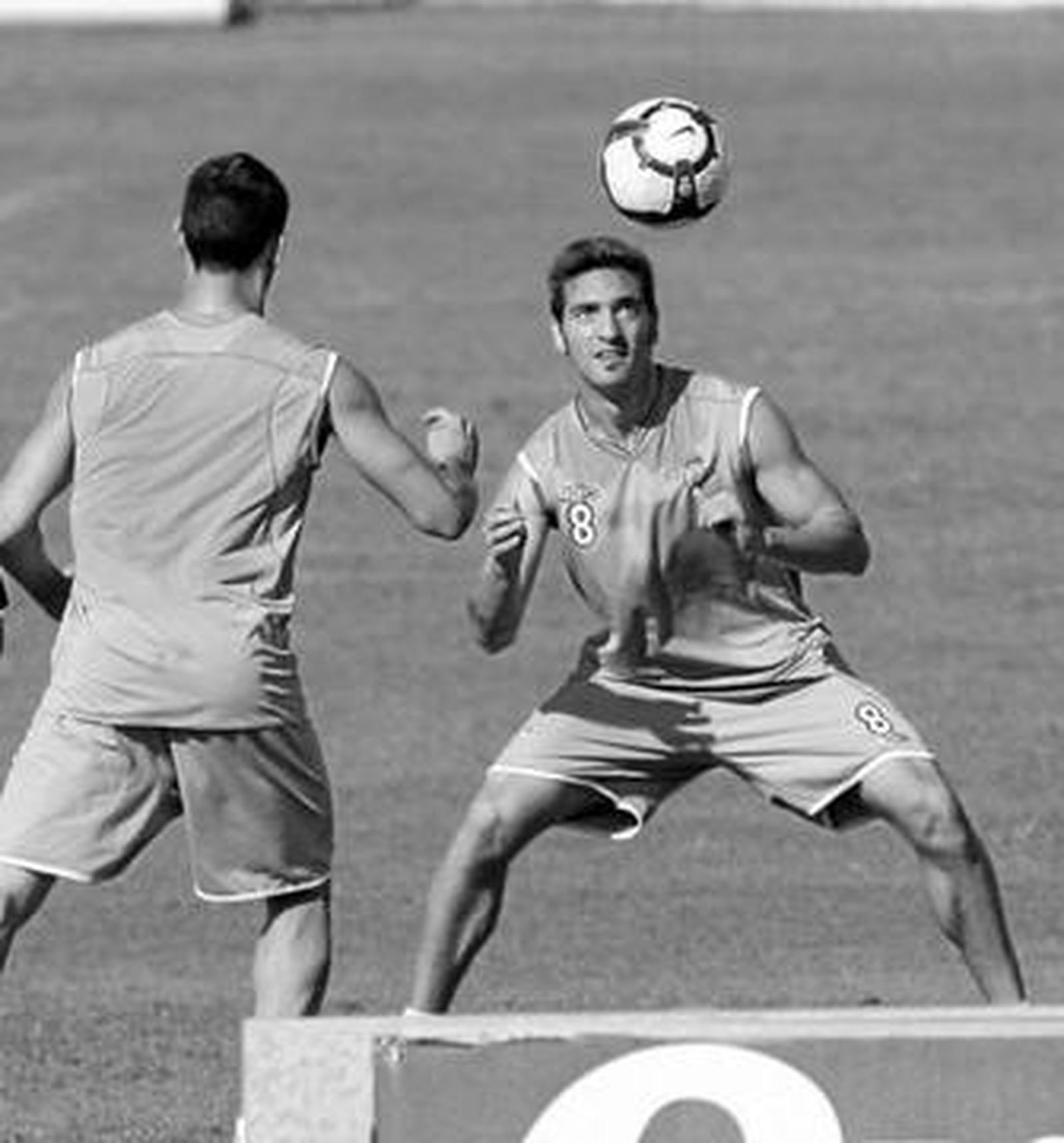 Arzu dejará el centro de la zaga para adelantar su posición.