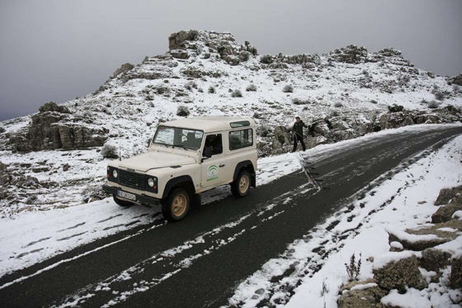 Imágenes del Torcal de Antequera, que presentaba un paisaje totalmente invernal. Los más pequeños disfrutaron de una jornada marcada por el descenso térmico.

Foto: Javier Flores