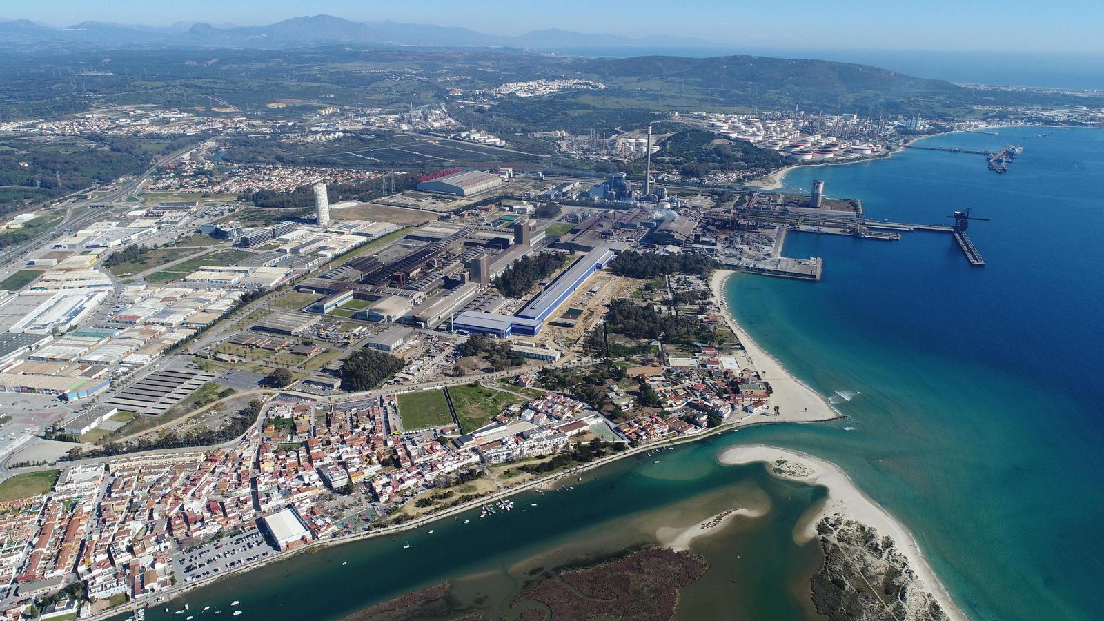Vista aérea de varias de las industrias del Campo de Gibraltar, como Acerinox, EDP, Moeve e Indorama
