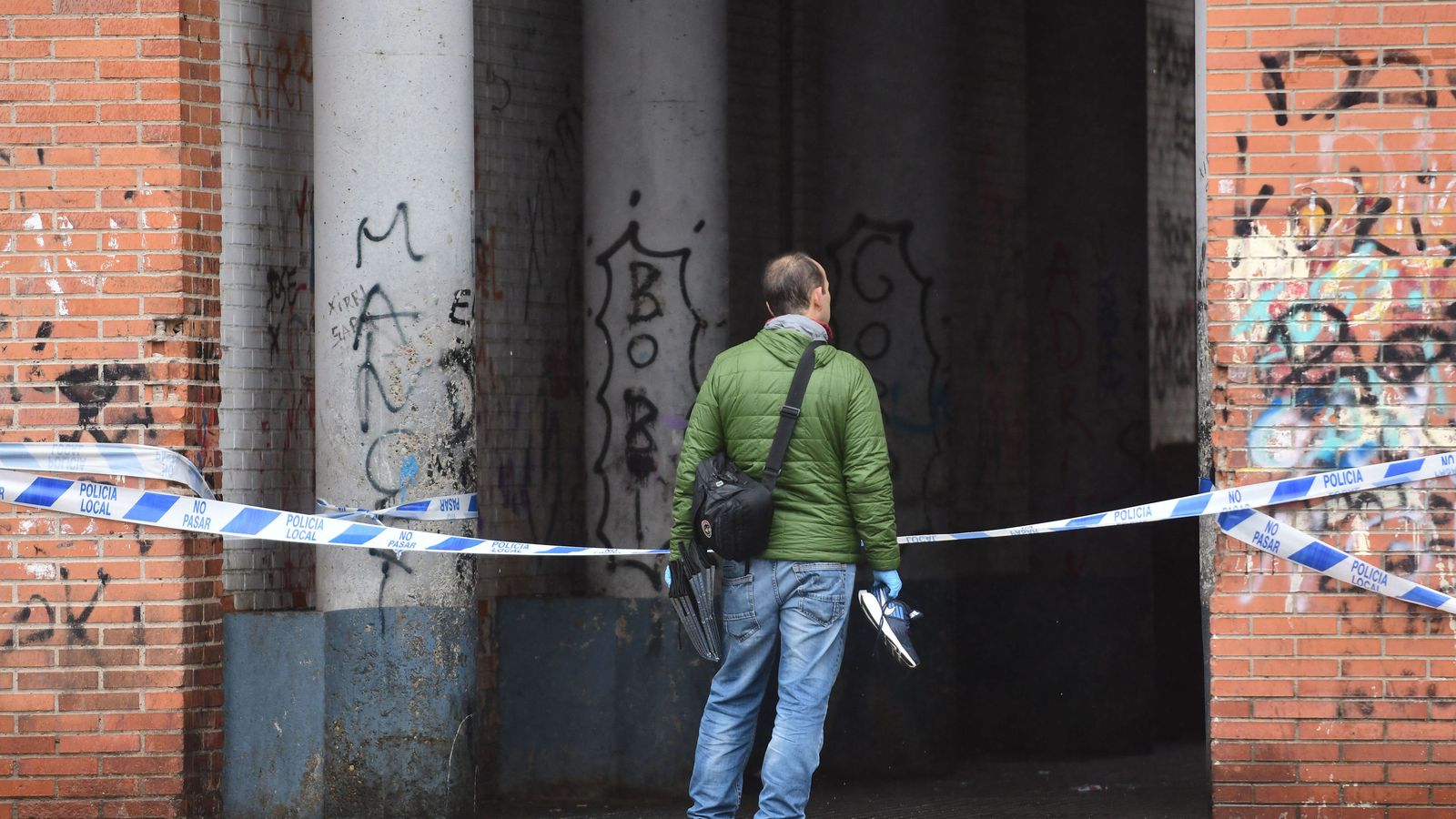 Un policía, durante la investigación en Las Moreras.