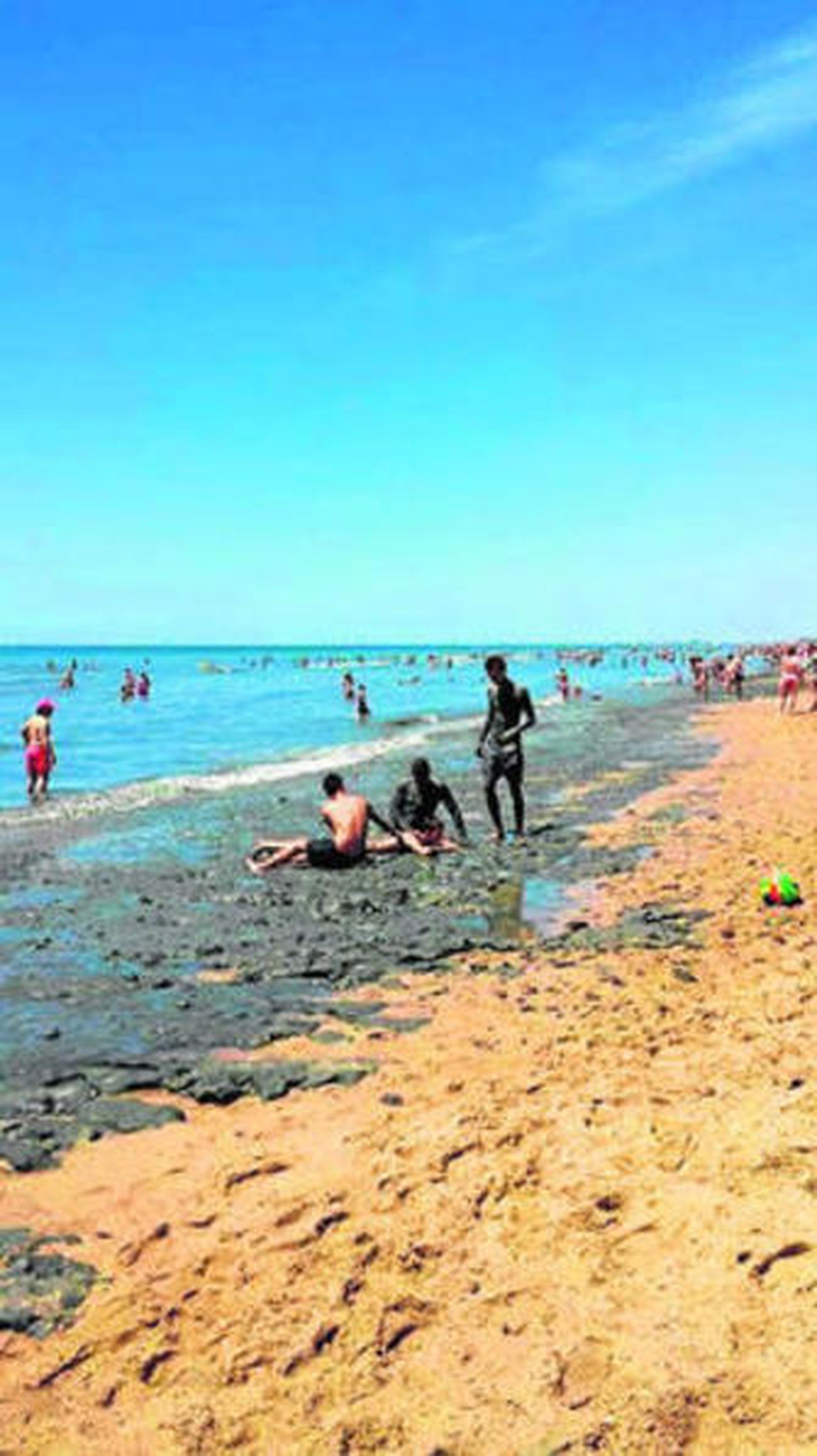 Algunos bañistas aprovechan el lodo como tratamiento improvisado.