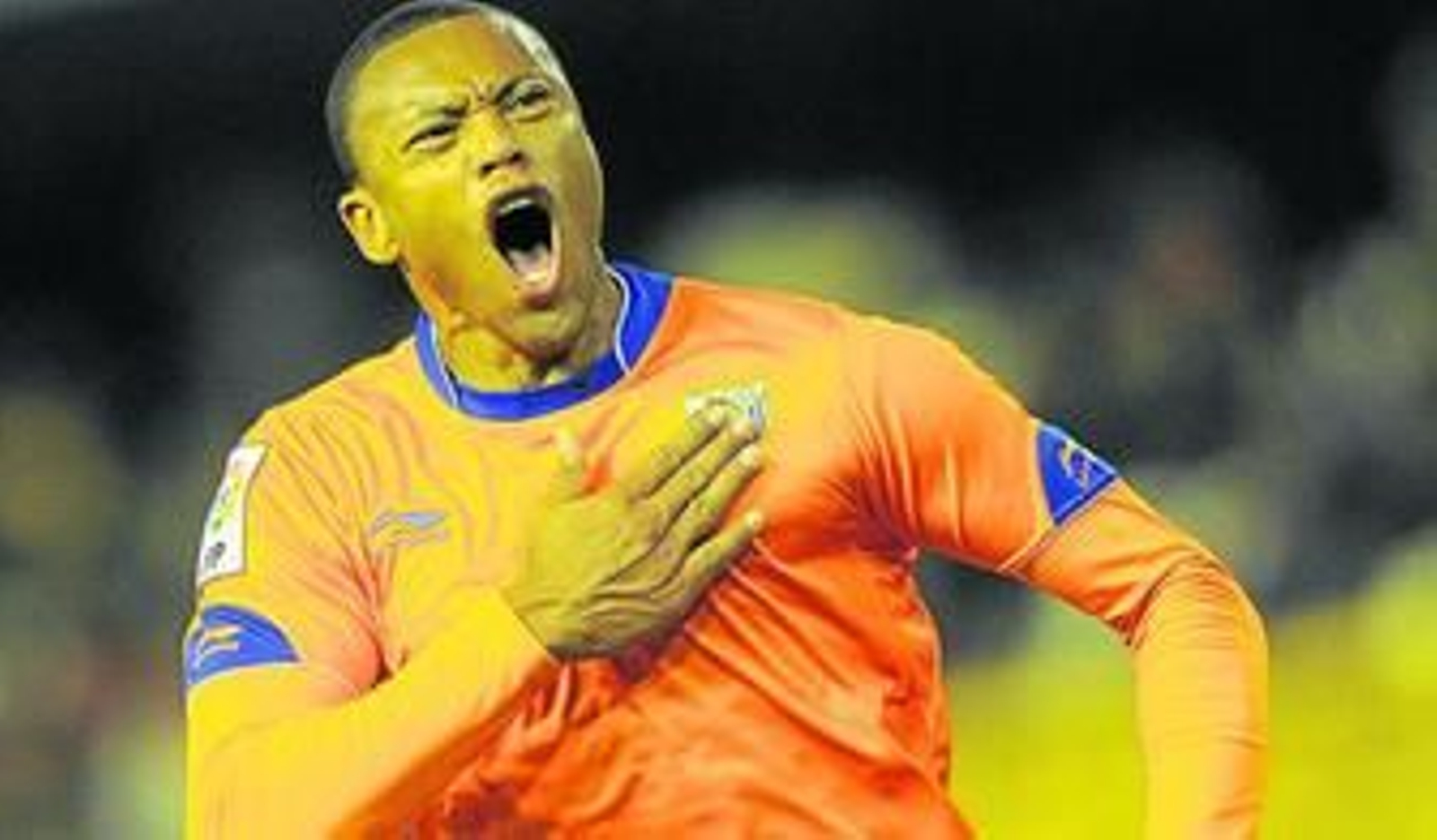 Eliseu intenta jugar el balón con la oposición de Pablo Hernández.