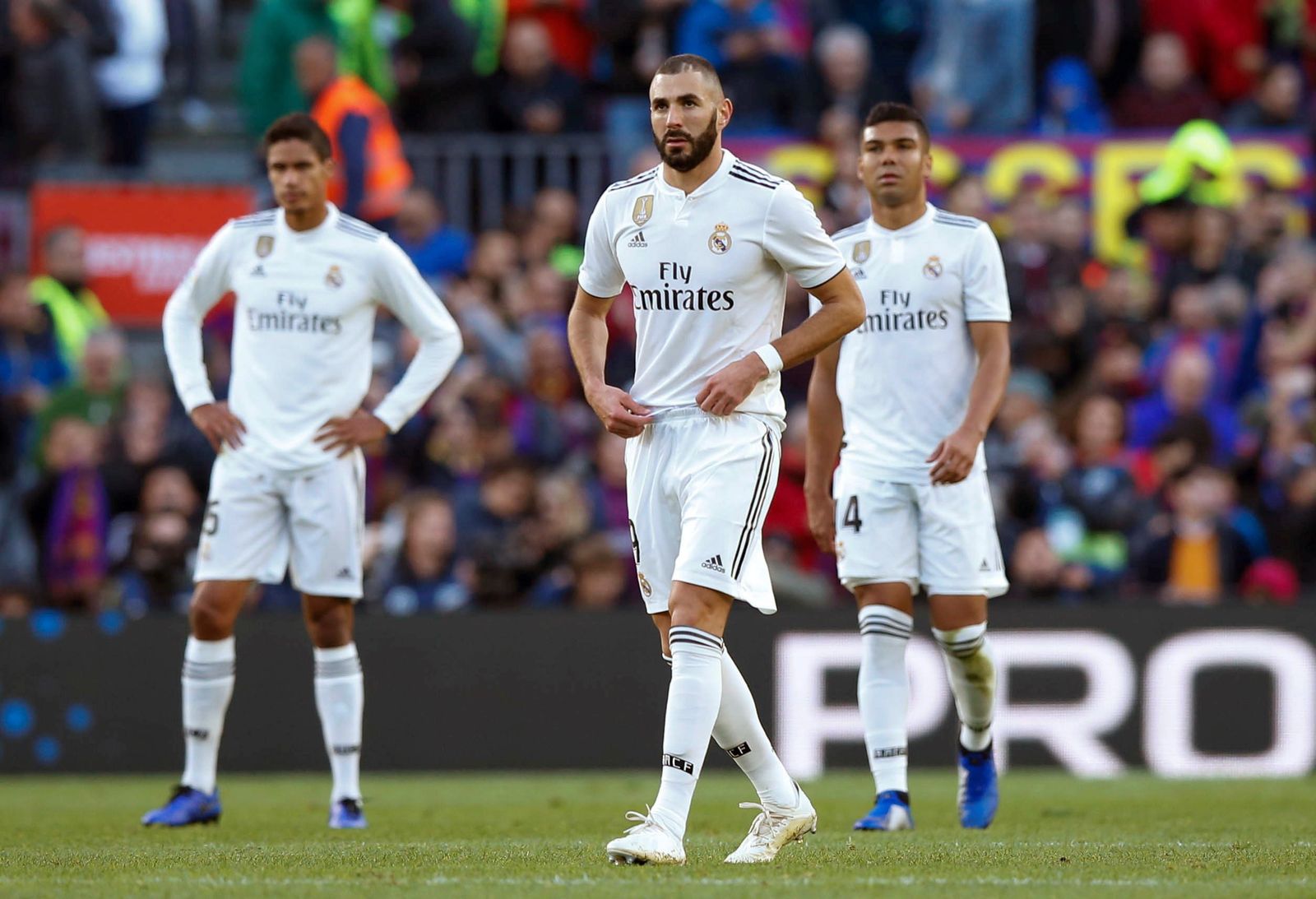 Benzema, en el clásico del pasado domingo con Varane y Casemiro al fondo.