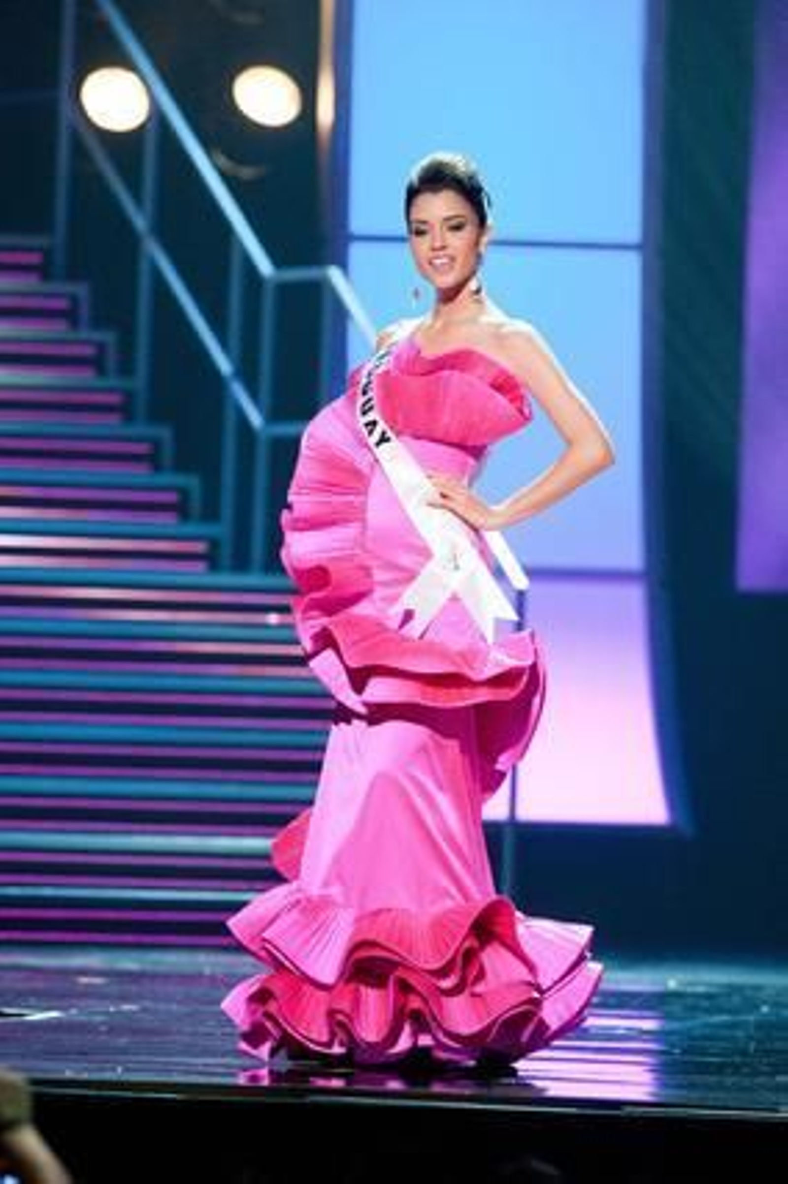 La candidata uruguaya desfila en traje de noche.

Foto: EFE