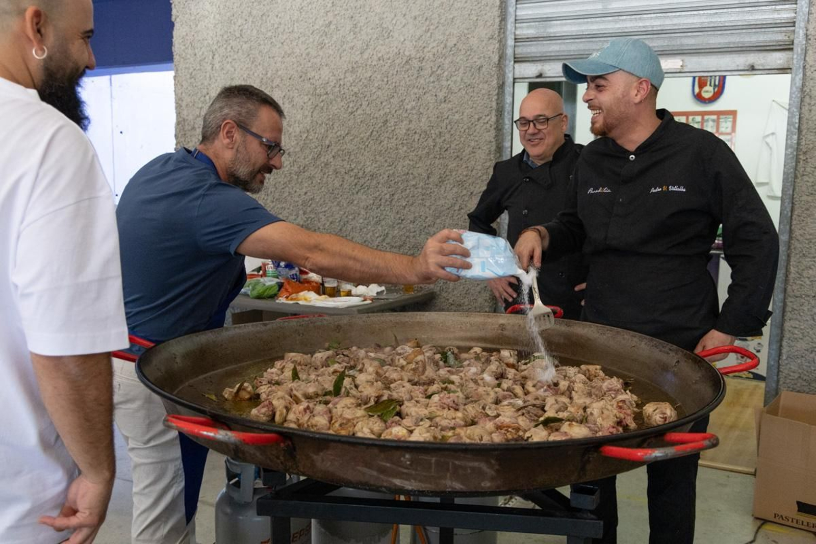 La afición del Real Jaén se vuelca con la paella solidaria por los afectados de la DANA, en imágenes