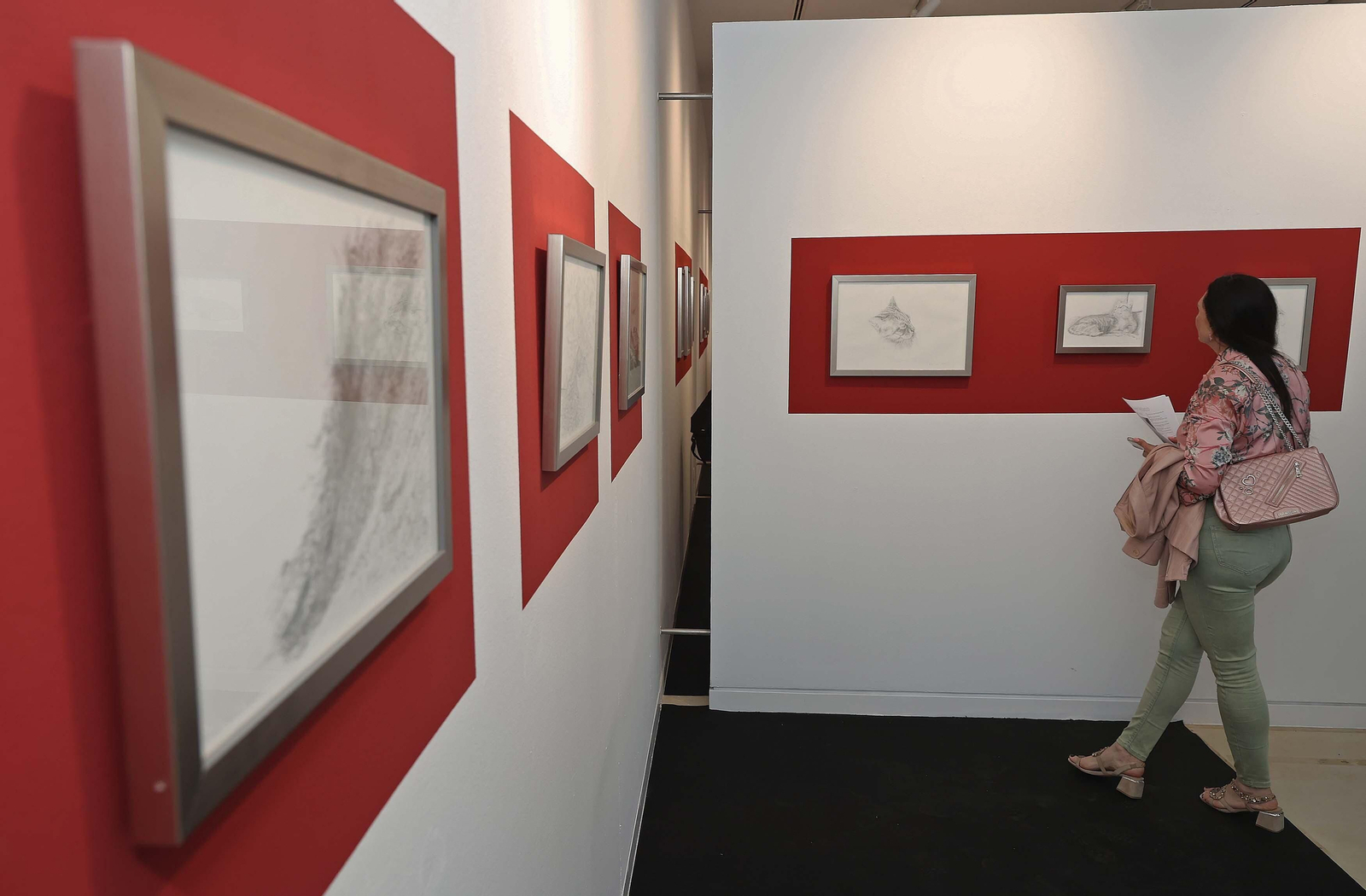 Imágenes de la inauguración de la exposición 'A punta de plata' de Javier Velasco en La Línea