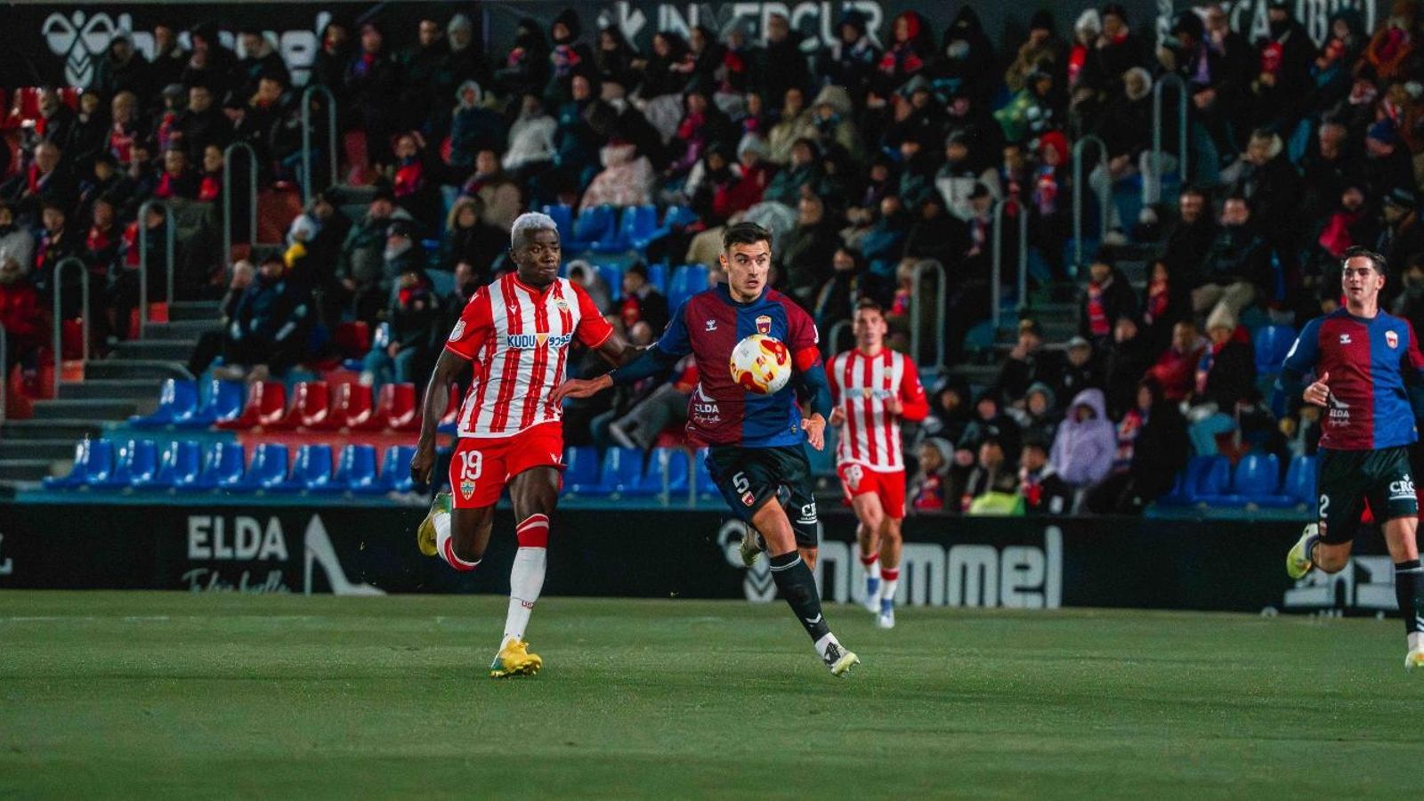 Patrick Soko persigue a Arnau Gaixas en una acción del primer tiempo.