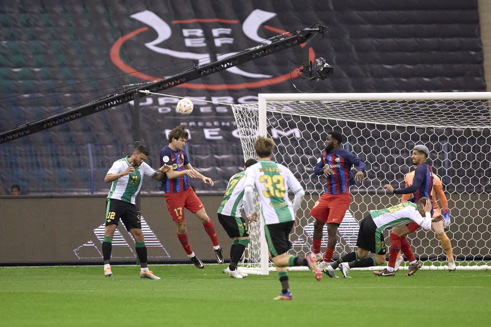 Las fotos de la prórroga y los penaltis del Betis - Barcelona