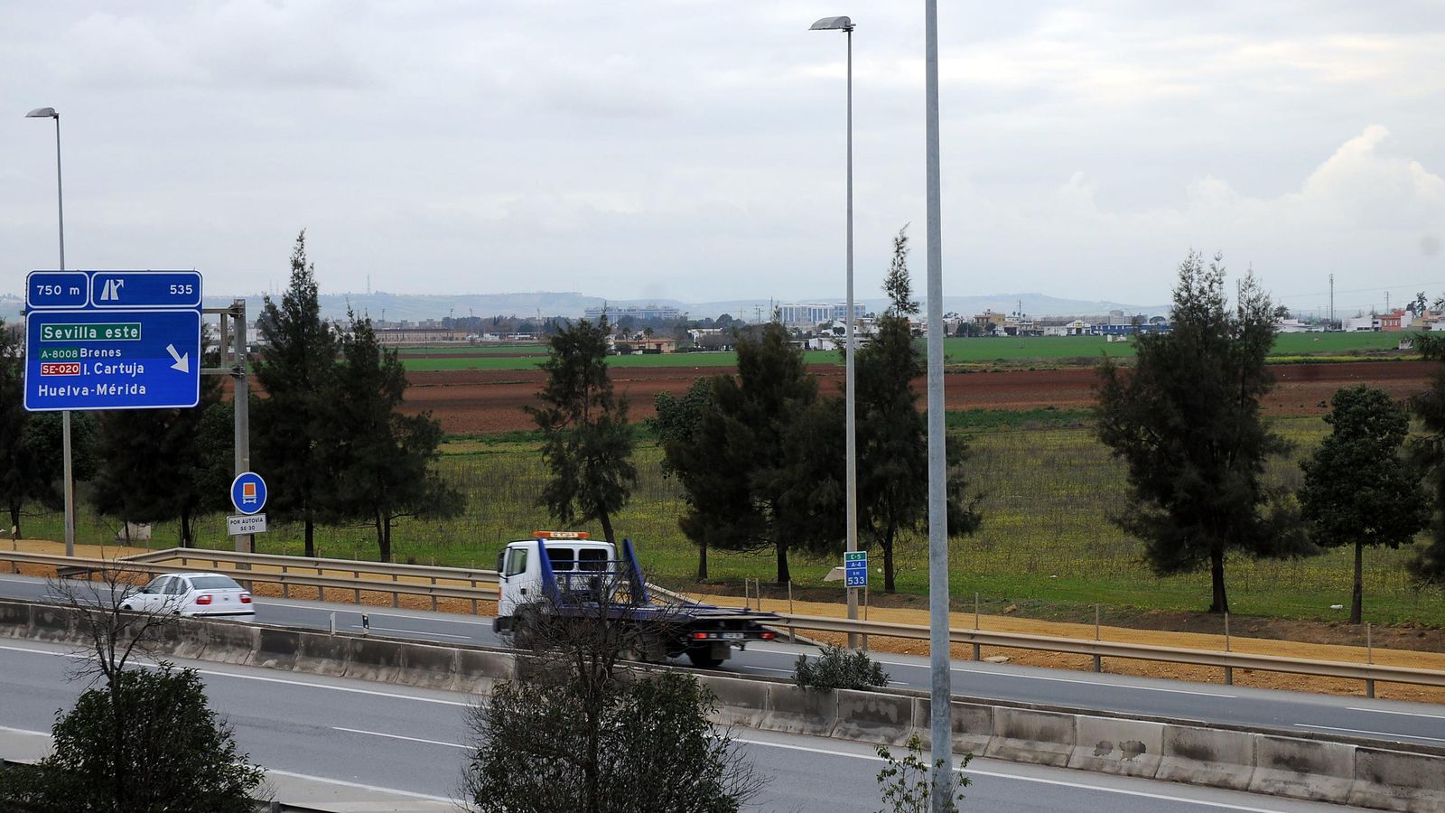 La autovía A-4 en el enlace con la Supernorte (SE-20).