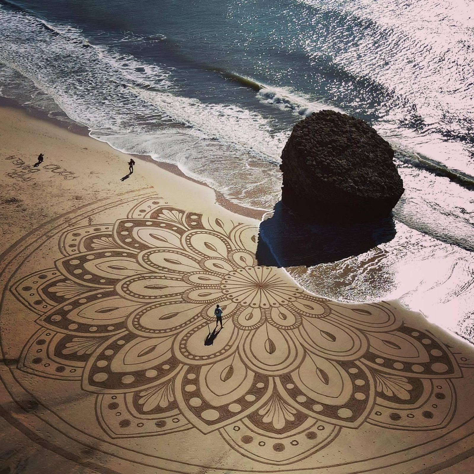 La impresionante obra efímera que decora la playa de Matalascañas La impresionante obra efímera que decora la playa de Matalascañas