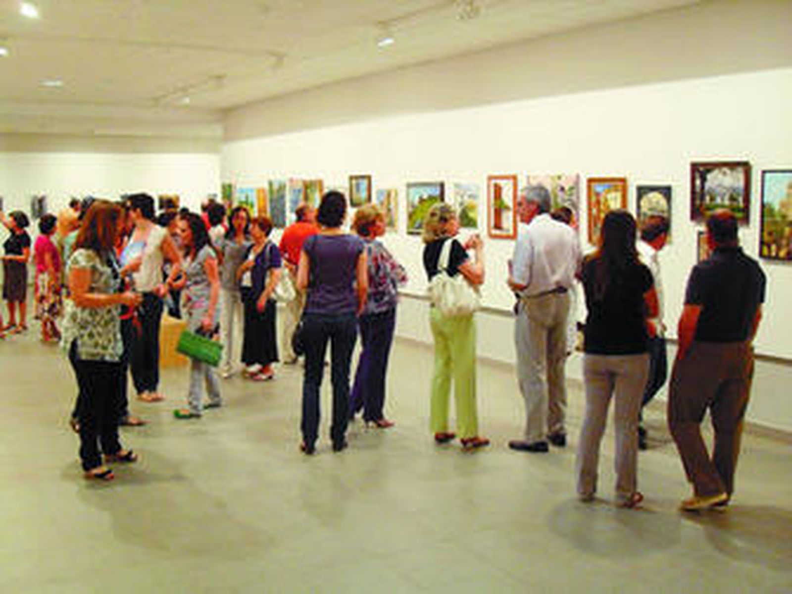 La exposición de los artistas aracenenses ha sido todo un éxito a tenor del gran número de visitas que está recibiendo la sala de la muestra durante estos días.