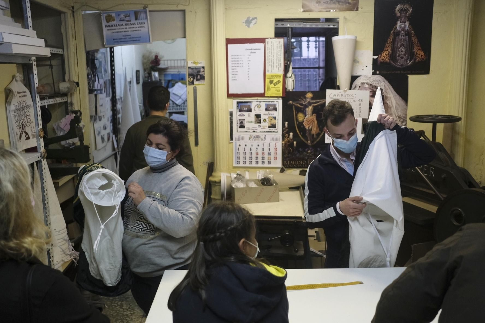 Las fotografías de la cuenta atrás para la Semana Santa en una tienda de capirotes de Córdoba