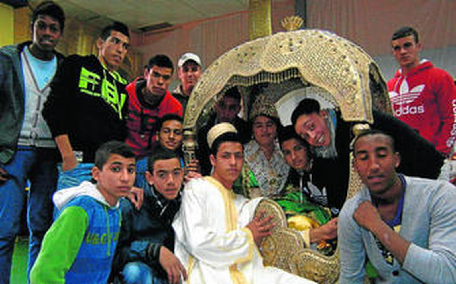 El grupo de teatro durante un descanso de los ensayos de la obra.