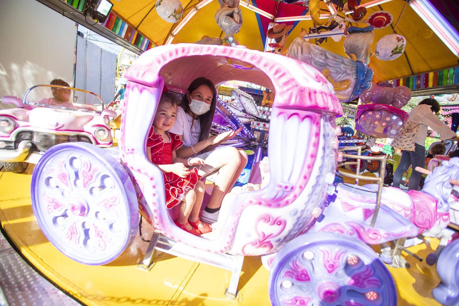 Fotos: el ferial de Granada cobra vida con los columpios