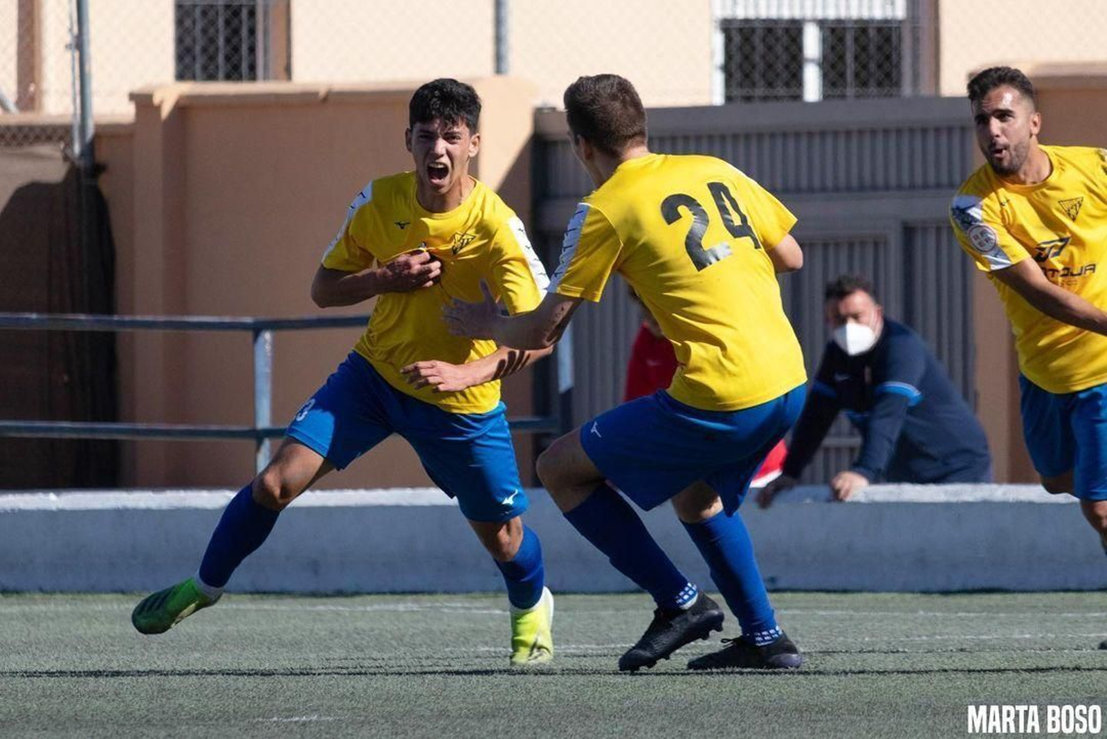 Sergio López celebra un gol como jugador del Tomares.
