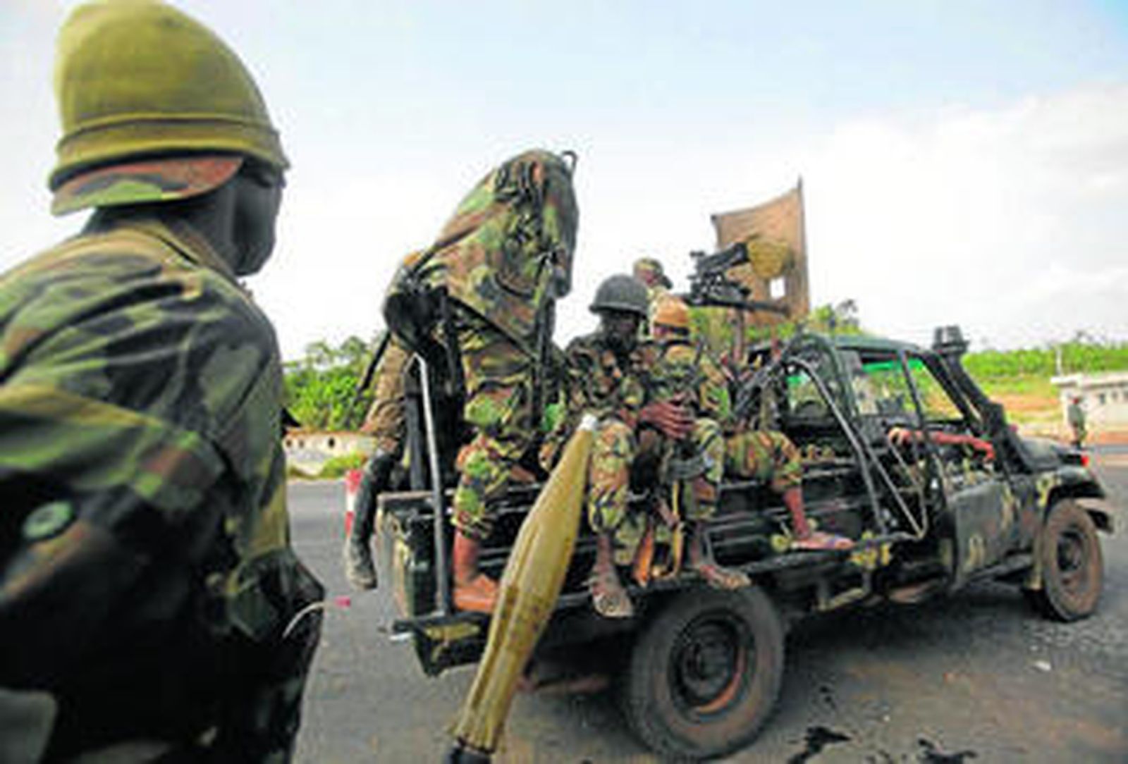Miembros de la milicia de Outtara se disponen a marchar sobre Abiyán.