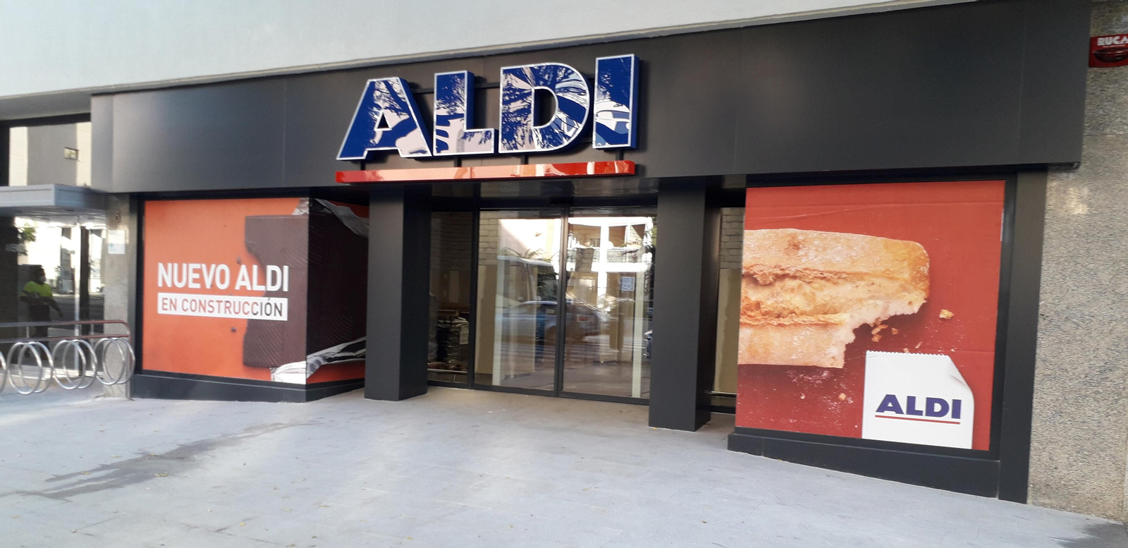 El acceso al nuevo supermercado de Aldi en Cádiz.