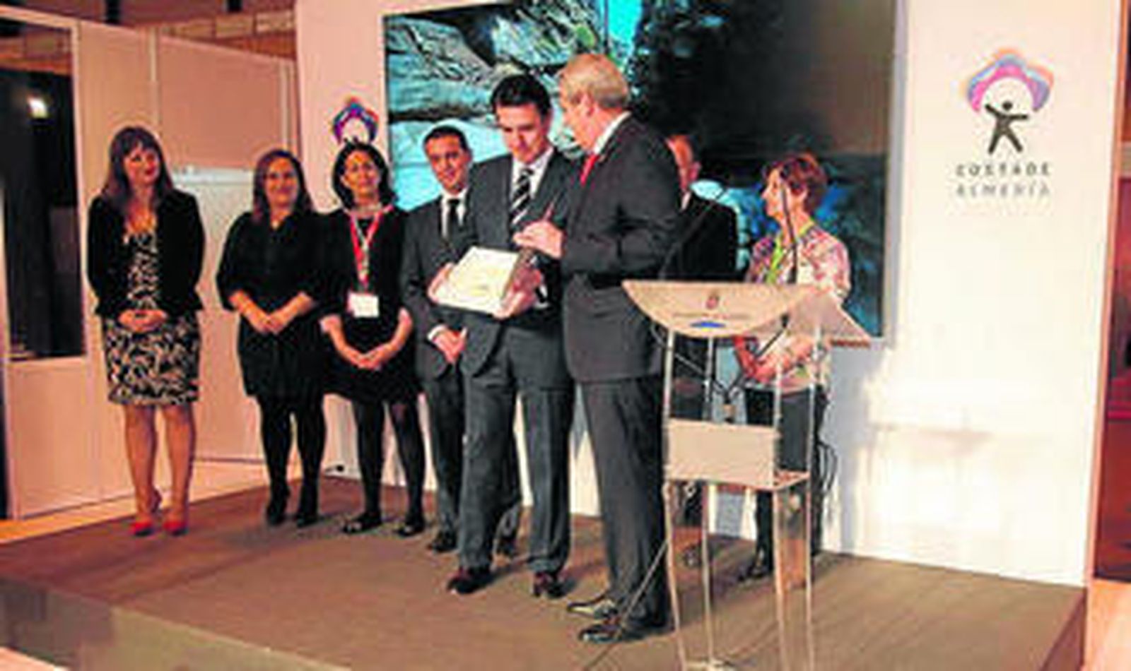 José Manuel Soria recibe el premio de manos del alcalde de Vera.