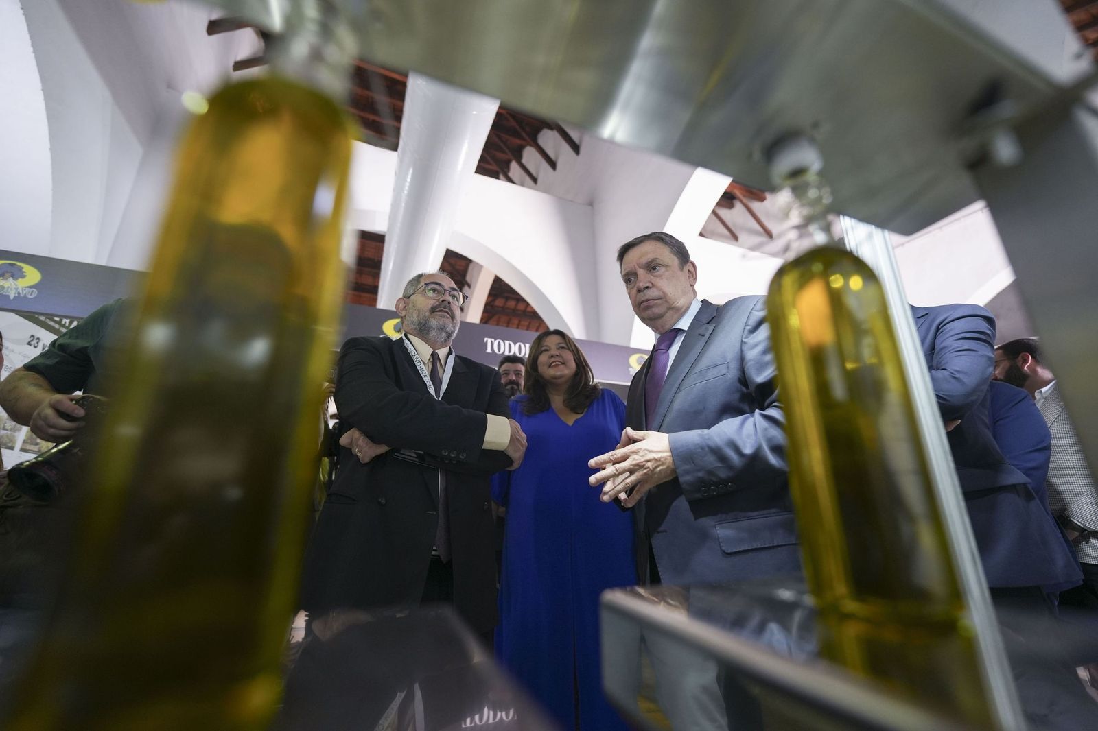 El ministro Luis Planas y la alcaldesa de Montoro, Lola Amo, en la Feria del Olivo de 2024.