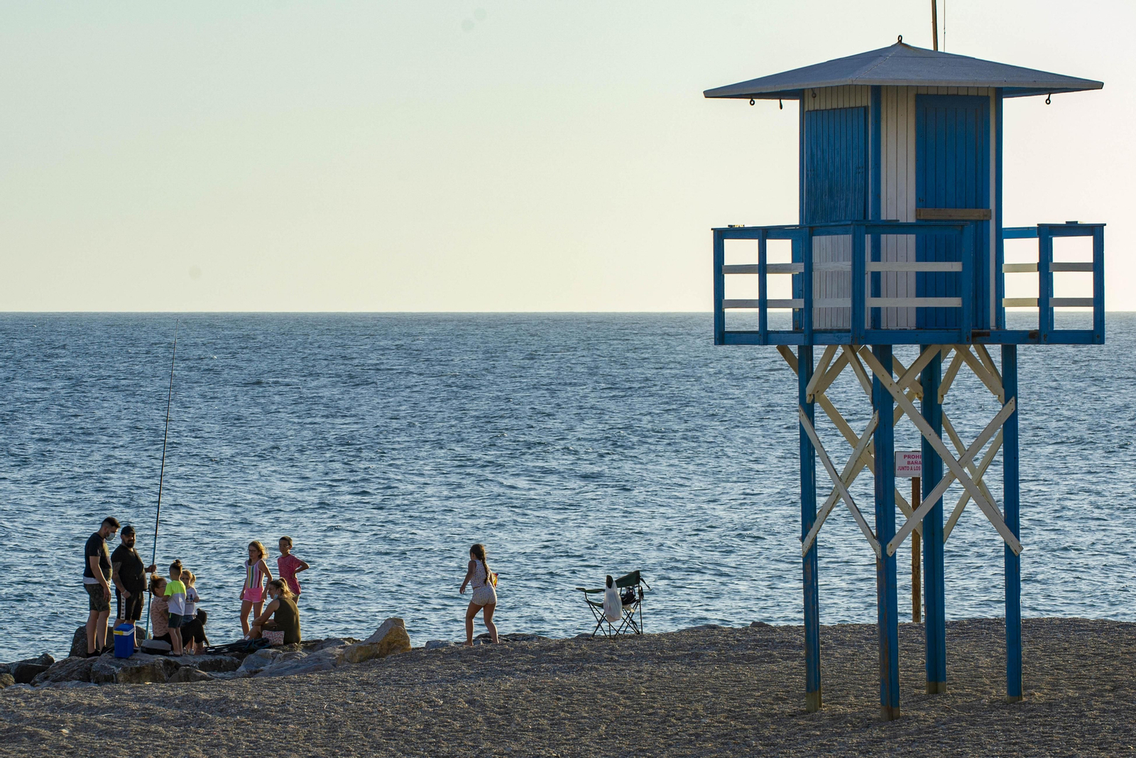 Adiós a plantar la sombrilla todo el día: Torrenueva (Granada) prohíbe reservar espacio en la playa