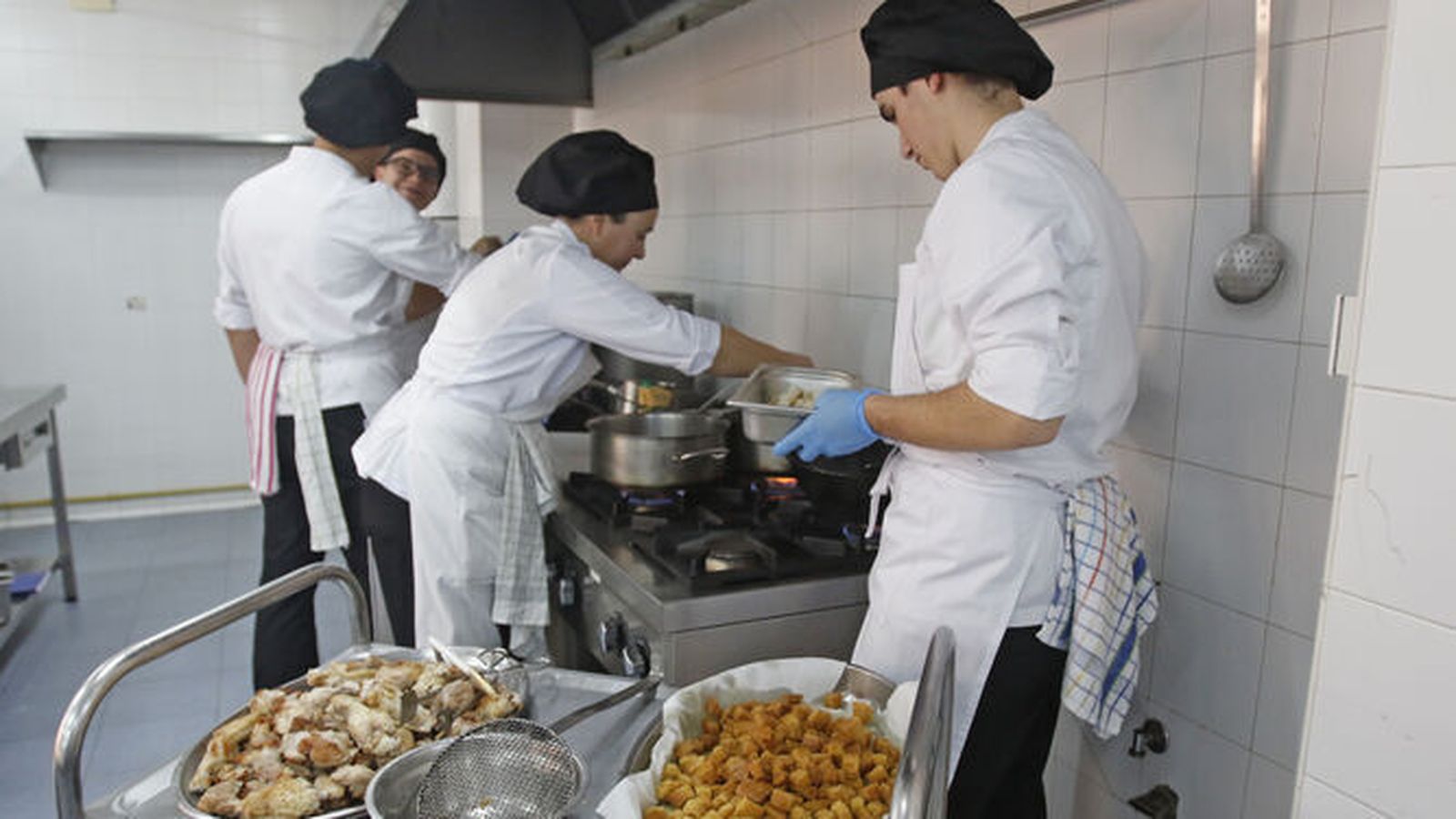 Varios cocineros trabajan en un restaurante cordobés.