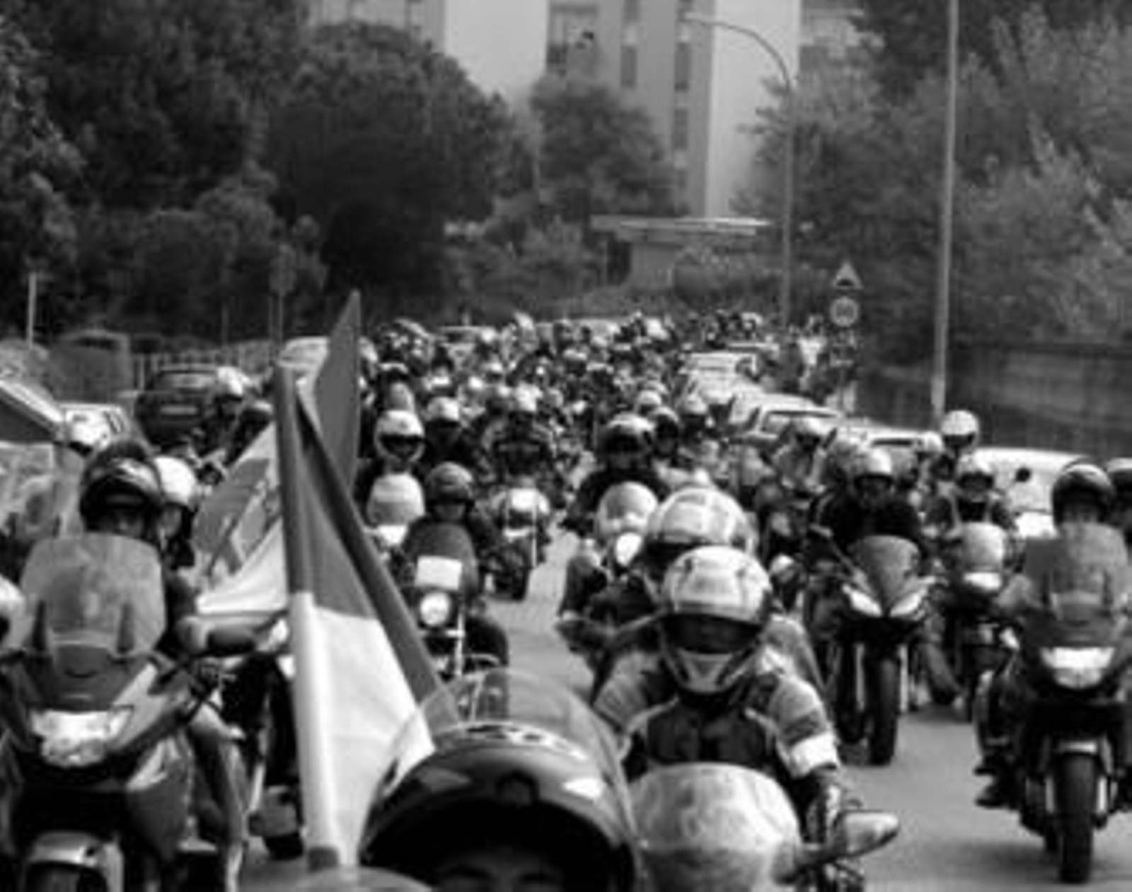 Los moteros procedentes de Tarifa recorren las calles céntricas de Algeciras hasta el Parque Feria, ayer.