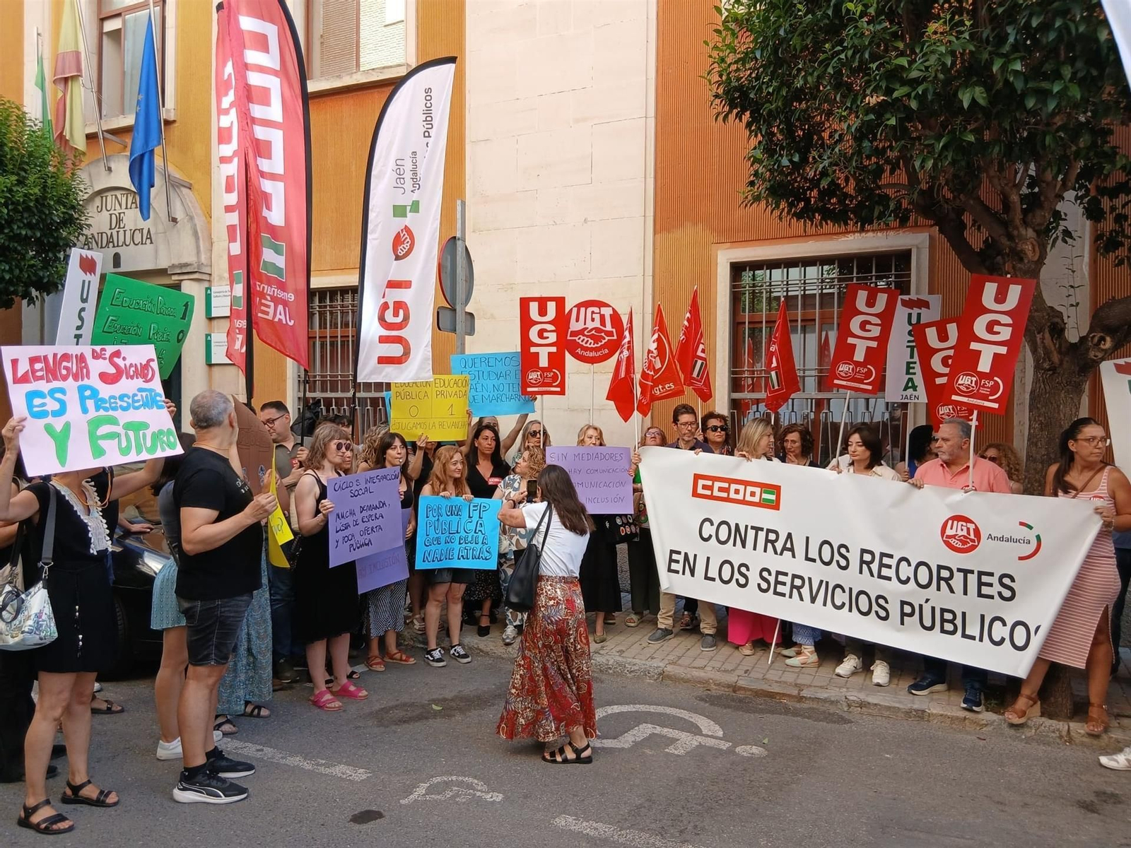 Concentracón a las puertas de la Delegación de Desarrollo Educativo y Formación Profesional.