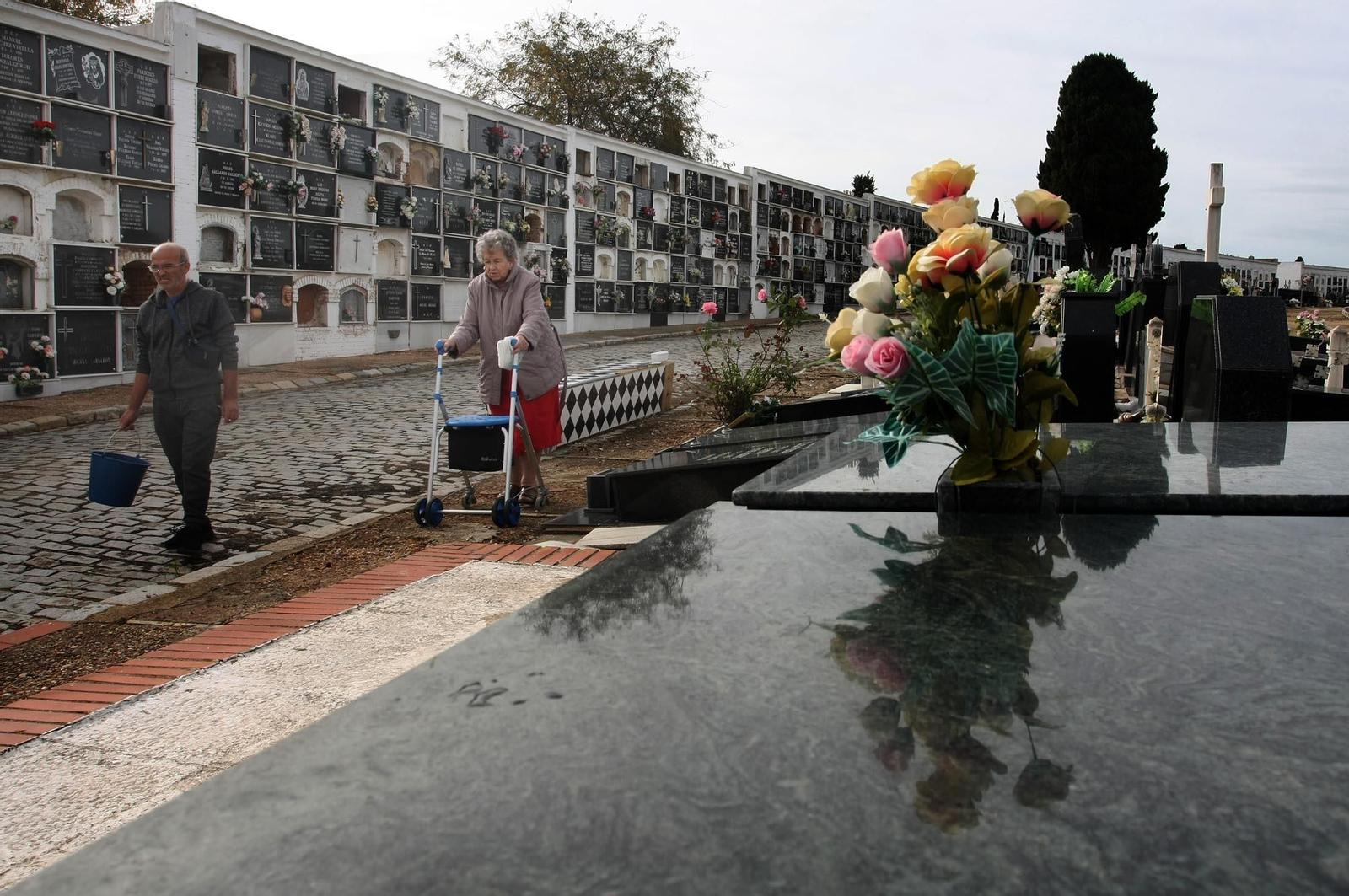 Imágenes del ambiente en el cementerio La Soledad, Huelva