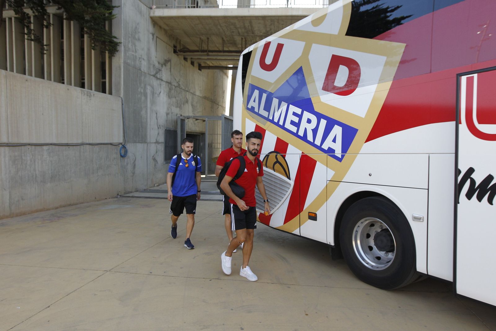 Fotogalería salida jugadores U.D. Almería con destino San Pedro del Pinatar