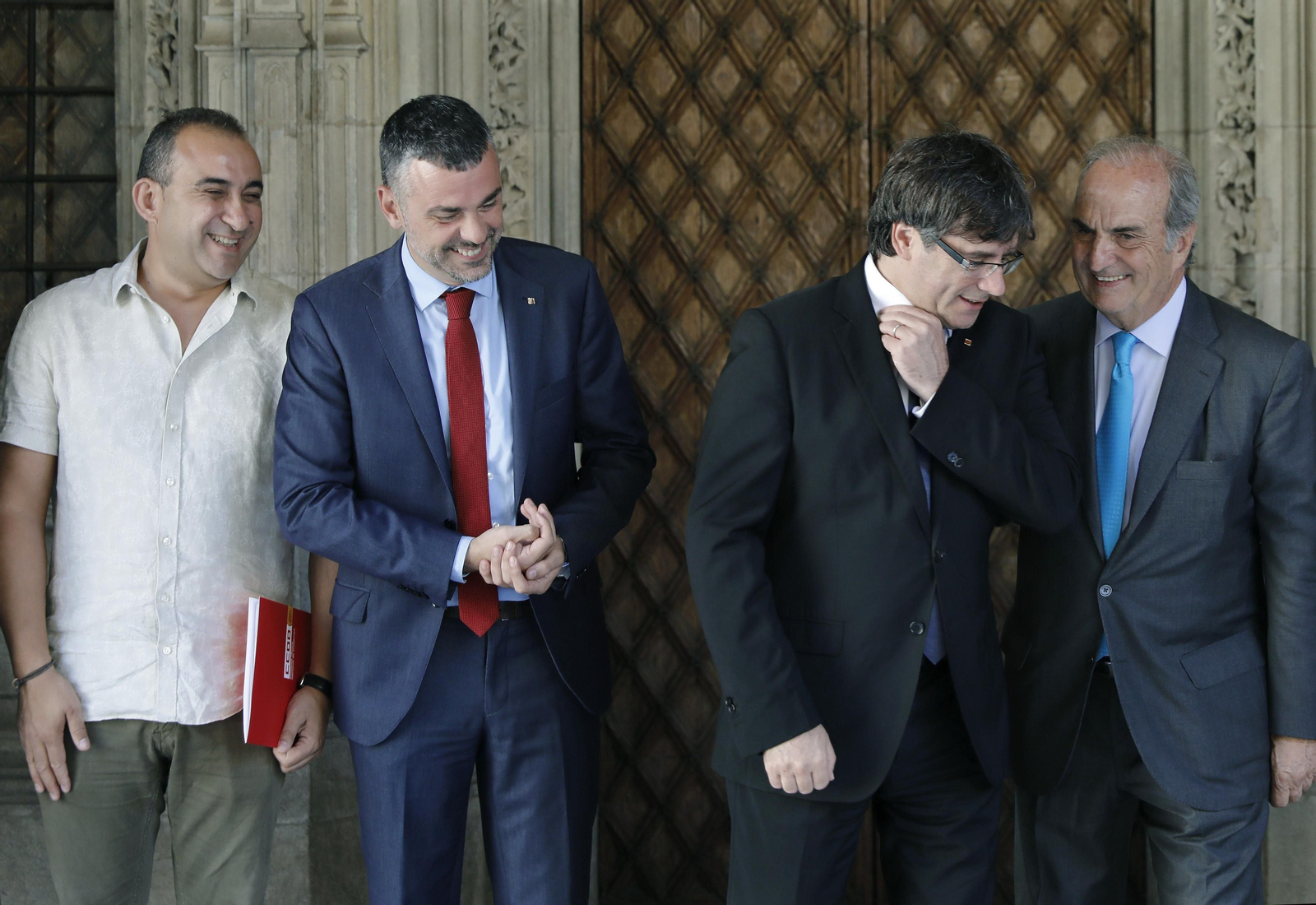 Puigdemont, el consejero Santi Vila y el líder de Fomento Nacional del Trabajo.