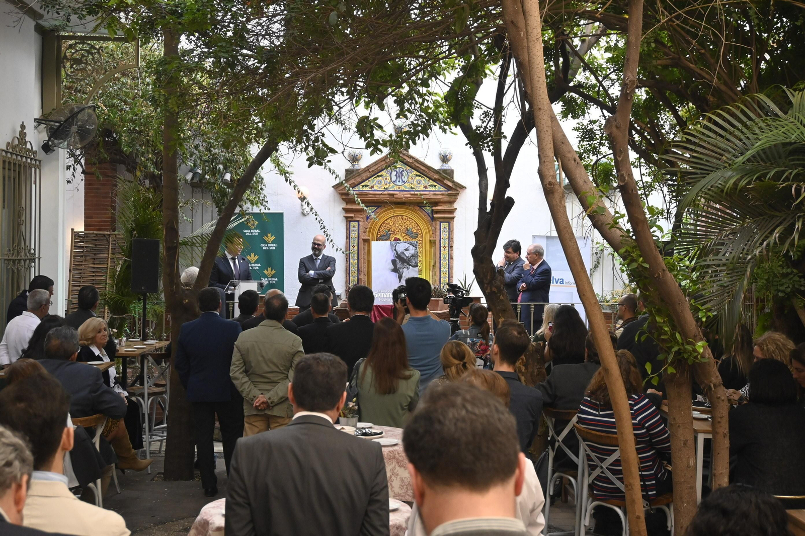 Ambiente en la presentación de la Guía de la Semana Santa de Huelva, en imágenes