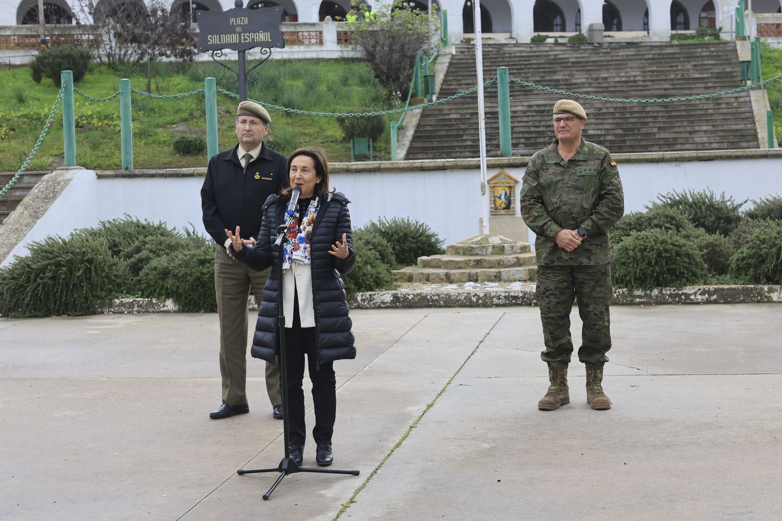 La ministra de Defensa, en el acuartelamiento de Camposoto de San Fernando