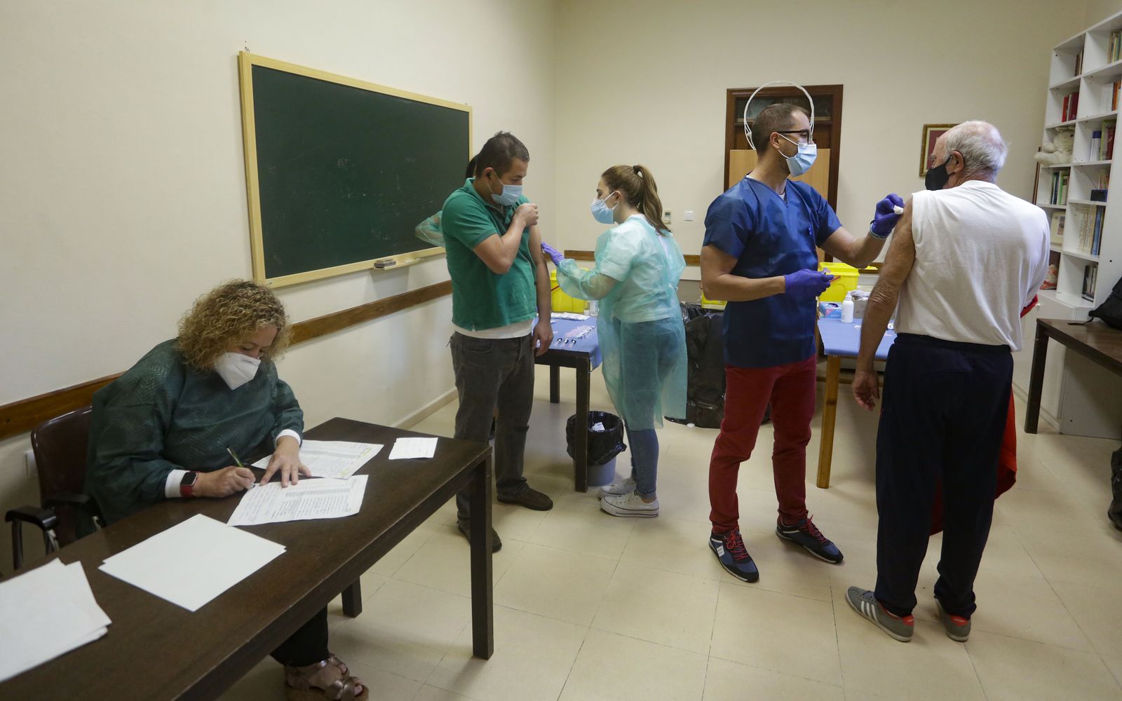 La vacunación en uno de los salones de la Parroquia de Los Remedios.