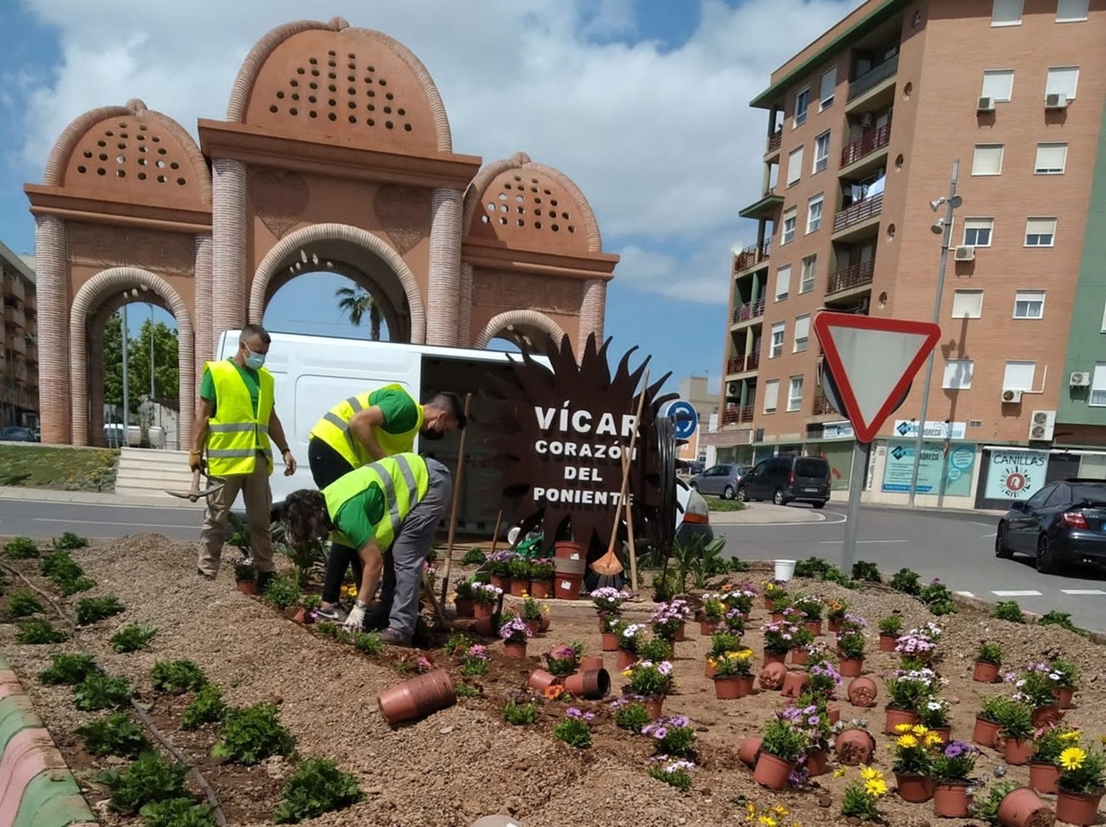 El primer contratado trabajará como peón de horticultura.