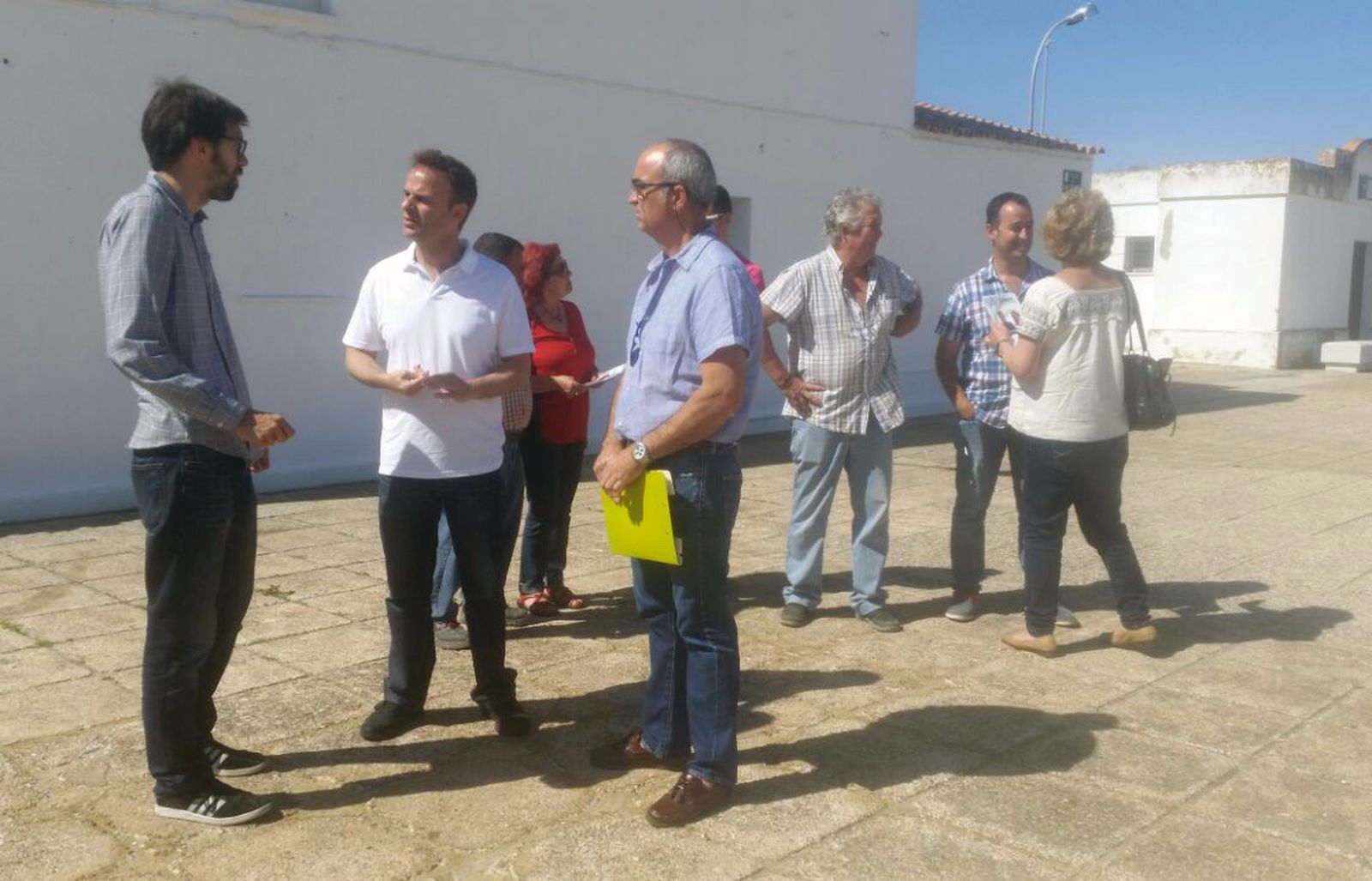 Los candidatos de Adelante El Puerto, con los vecinos del poblado de Doña Blanca.