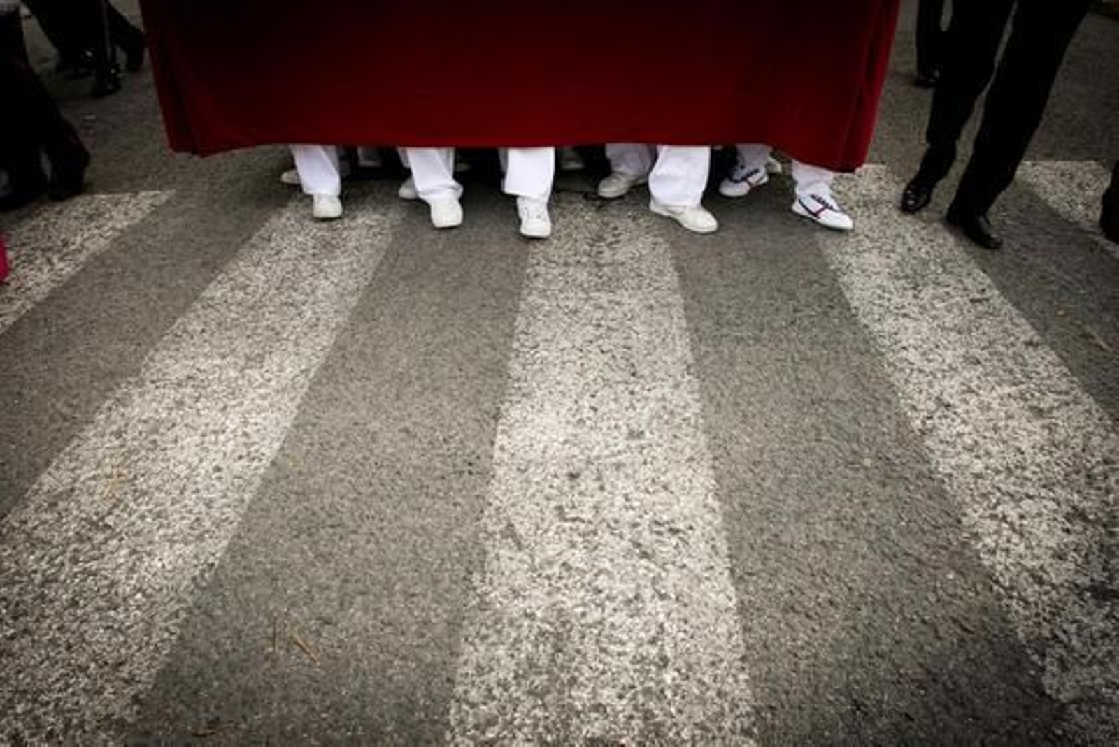 Costaleros respetuosos. Curiosa estampa del misterio de La Paz mientras cruza un paso de peatones.

Foto: Juan Carlos Toro