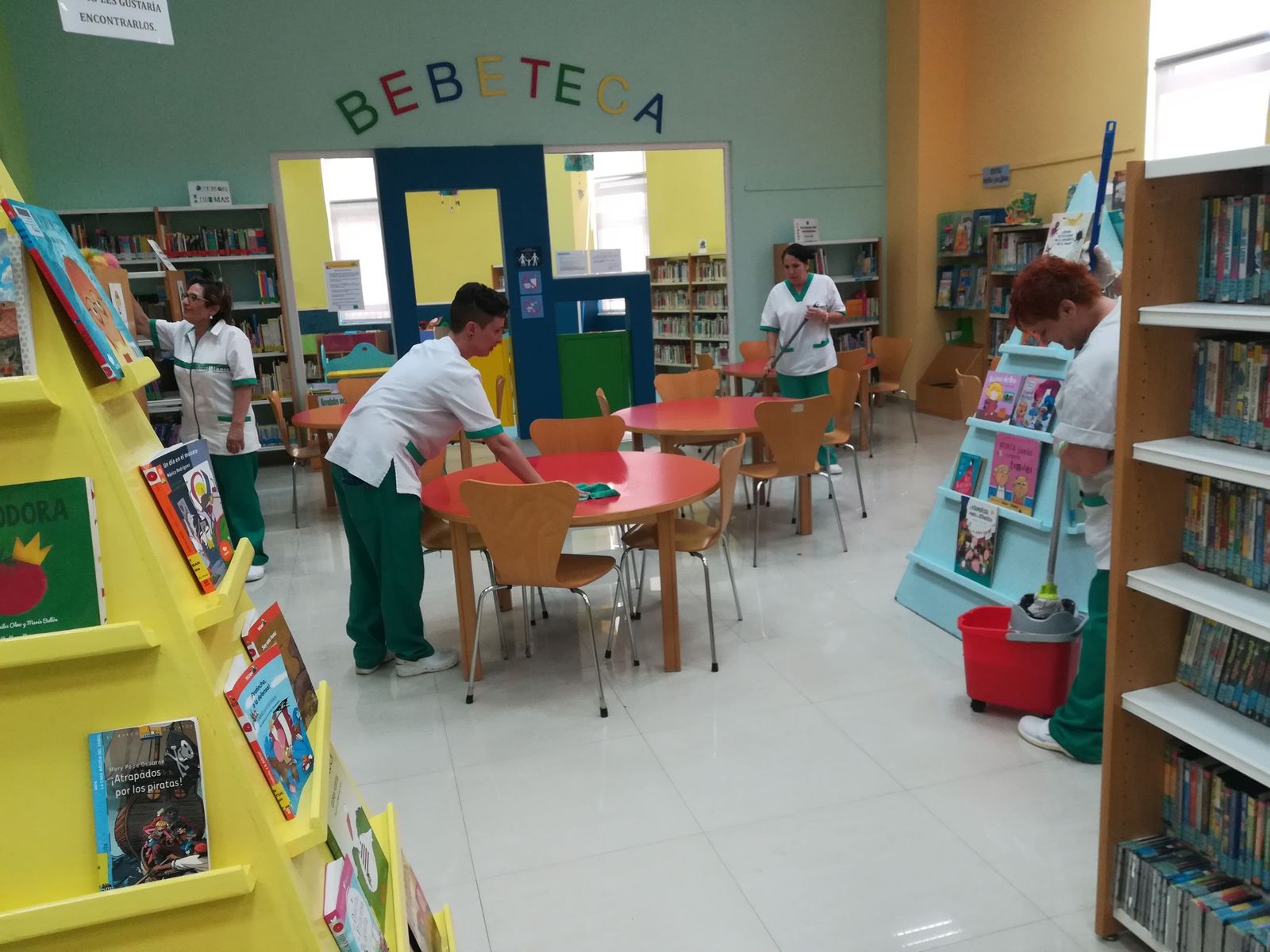 Personal de Verdiblanca durante las labores de limpieza de un edificio donde presta servicio