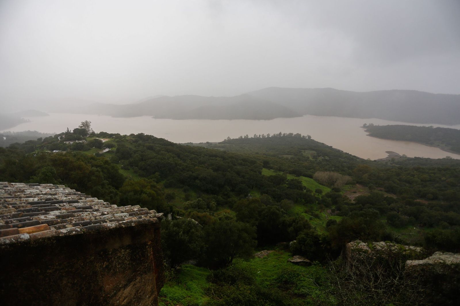 El pantano de Guadarranque, al 82% tras semanas desembalsando, en imágenes
