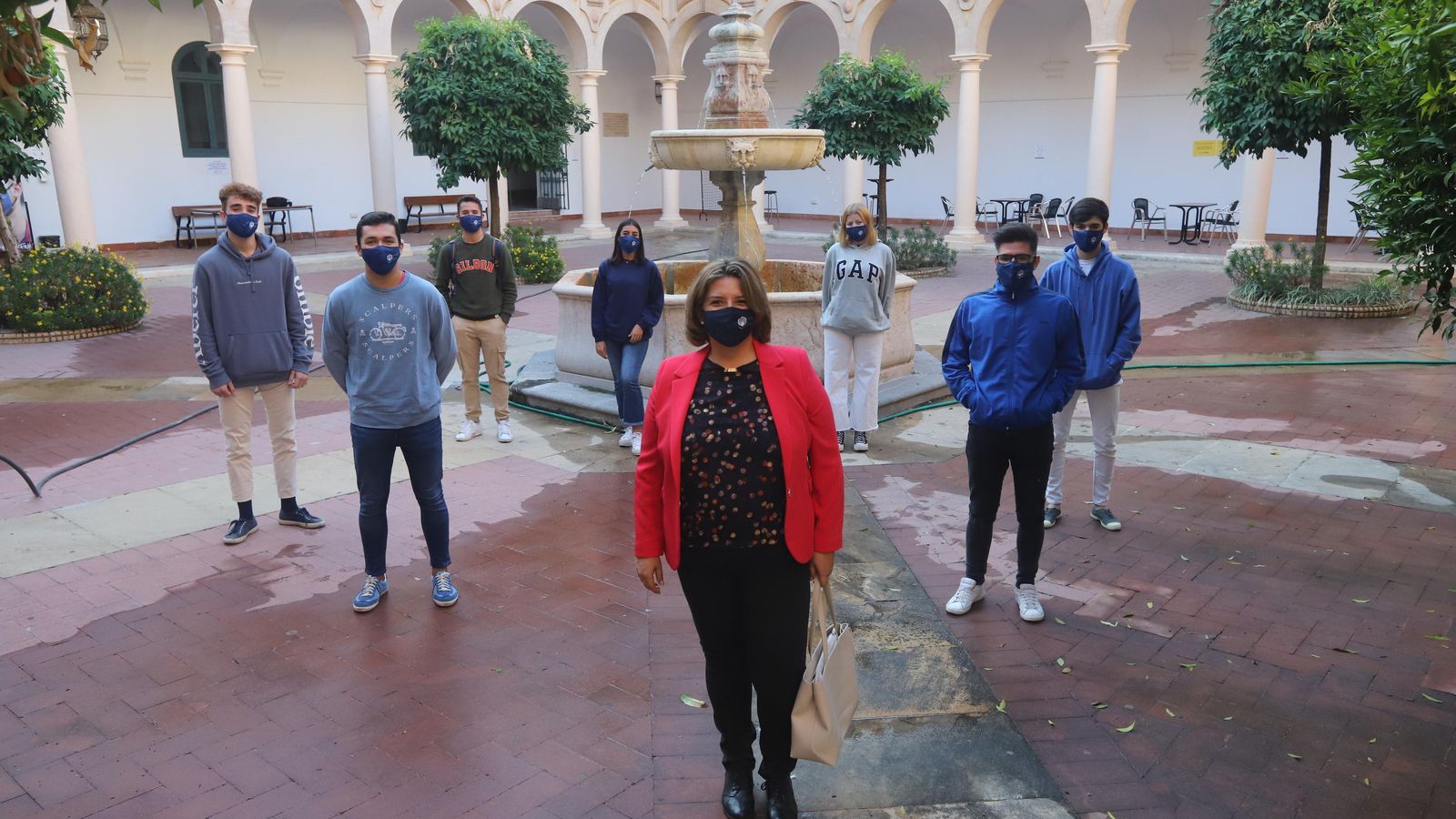 Carmen Balbuena durante un reparto de mascarillas entre el alumnado de la UCO.