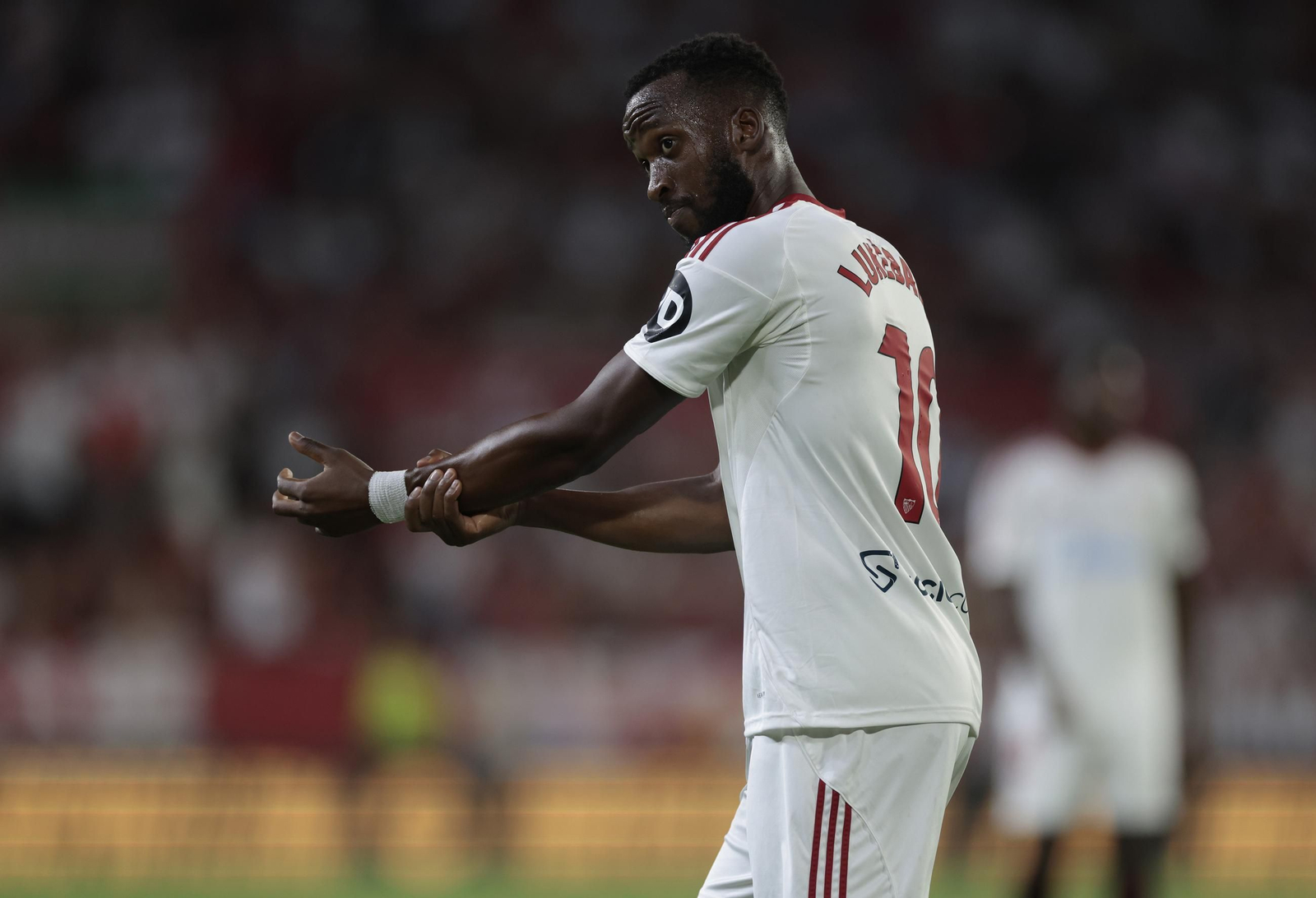 Dodi Lukébakio se queja de un agarrón en el Sevilla-Getafe.