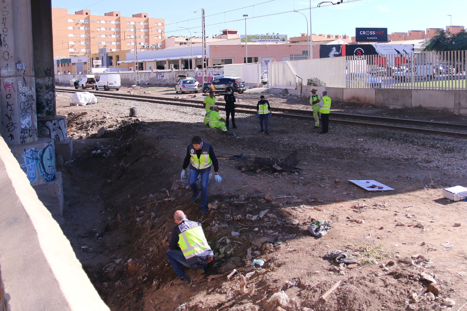 Agentes de la Policía Judicial y de la Policía Científica durante la inspección del terreno donde fueron hallados los huesos