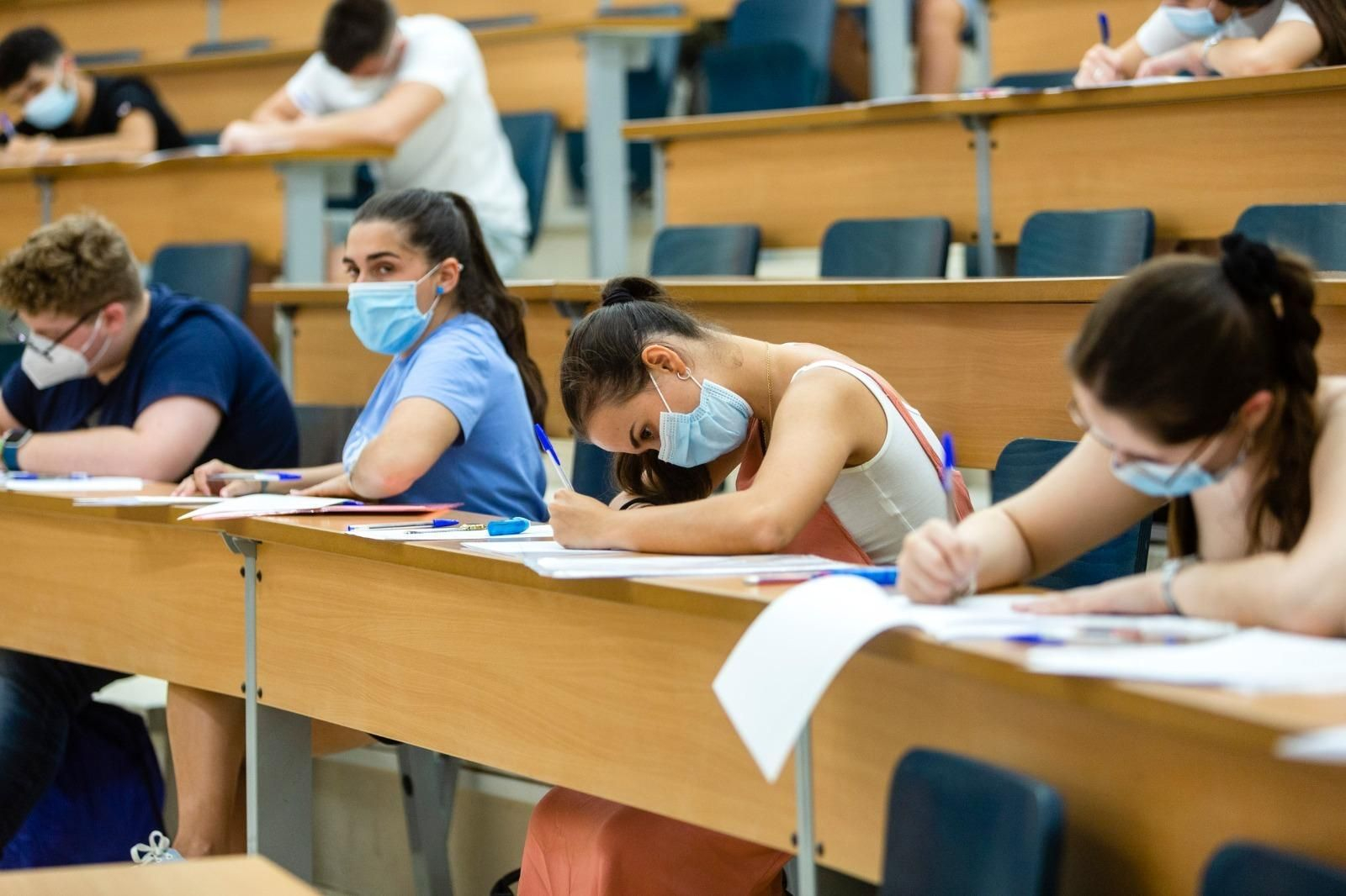 Alumnos haciendo el examen de Selectividad del año pasado en la Facultad de Medicina de Cádiz.