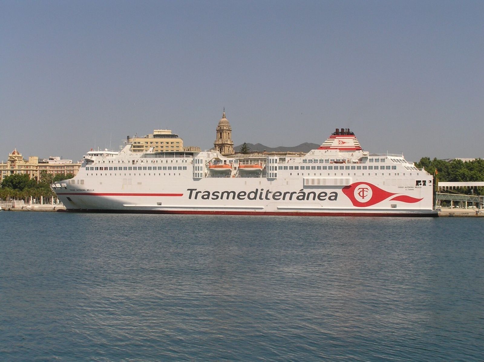 El ‘Ciudad Autónoma Melilla’ en el muelle dos preparando su regreso a la línea del mar de Alborán.